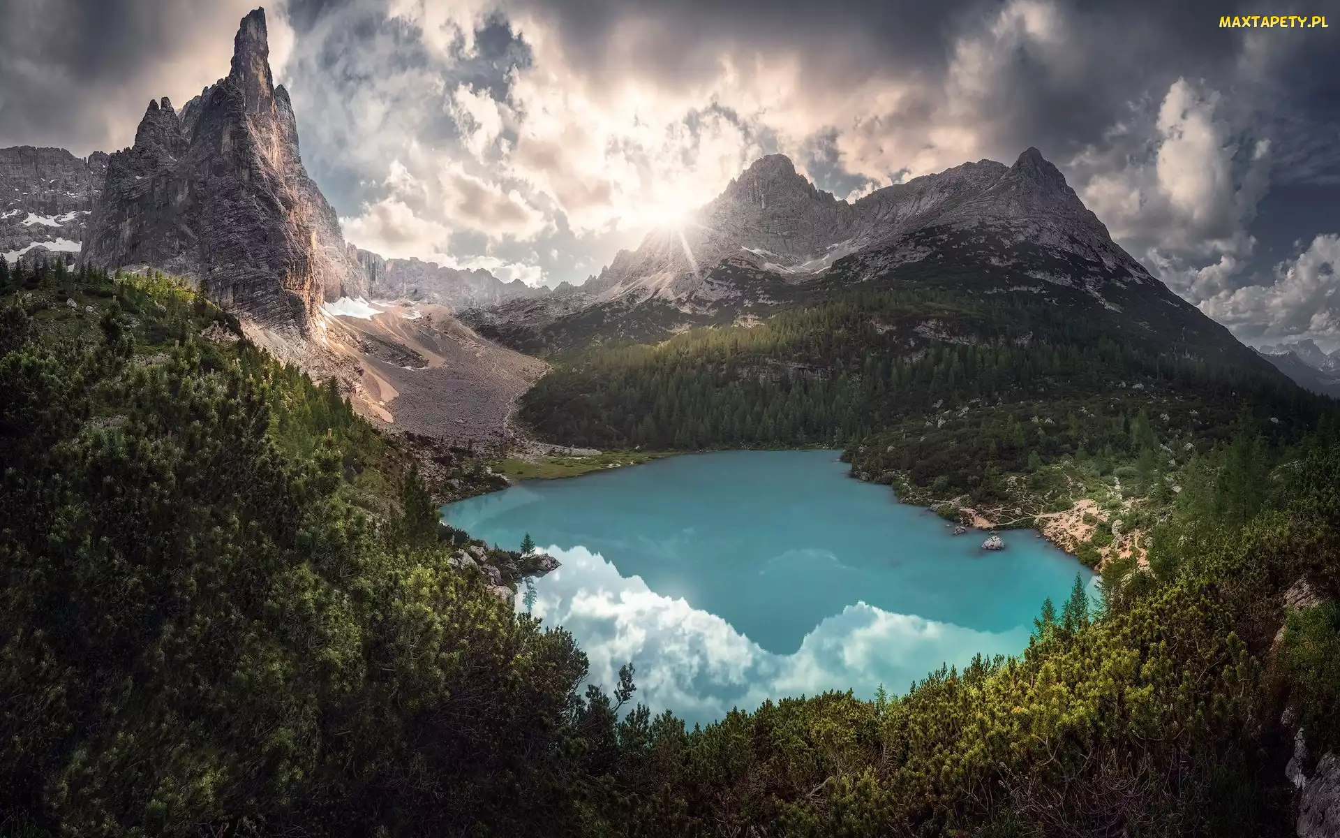 Góry, Chmury, Drzewa, Włochy, Promienie słońca, Sorapis Lake, Dolomity, Masyw Sorapiss, Jezioro