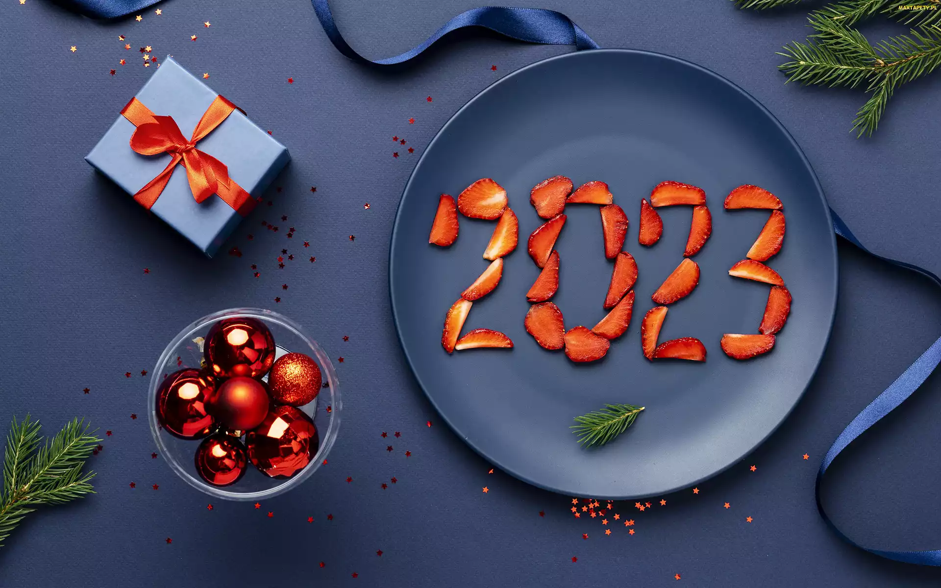 Nowy Rok, Gałązki, Prezent, Wstążka, Kulki, Talerz, 2023, Pokrojone, Truskawki