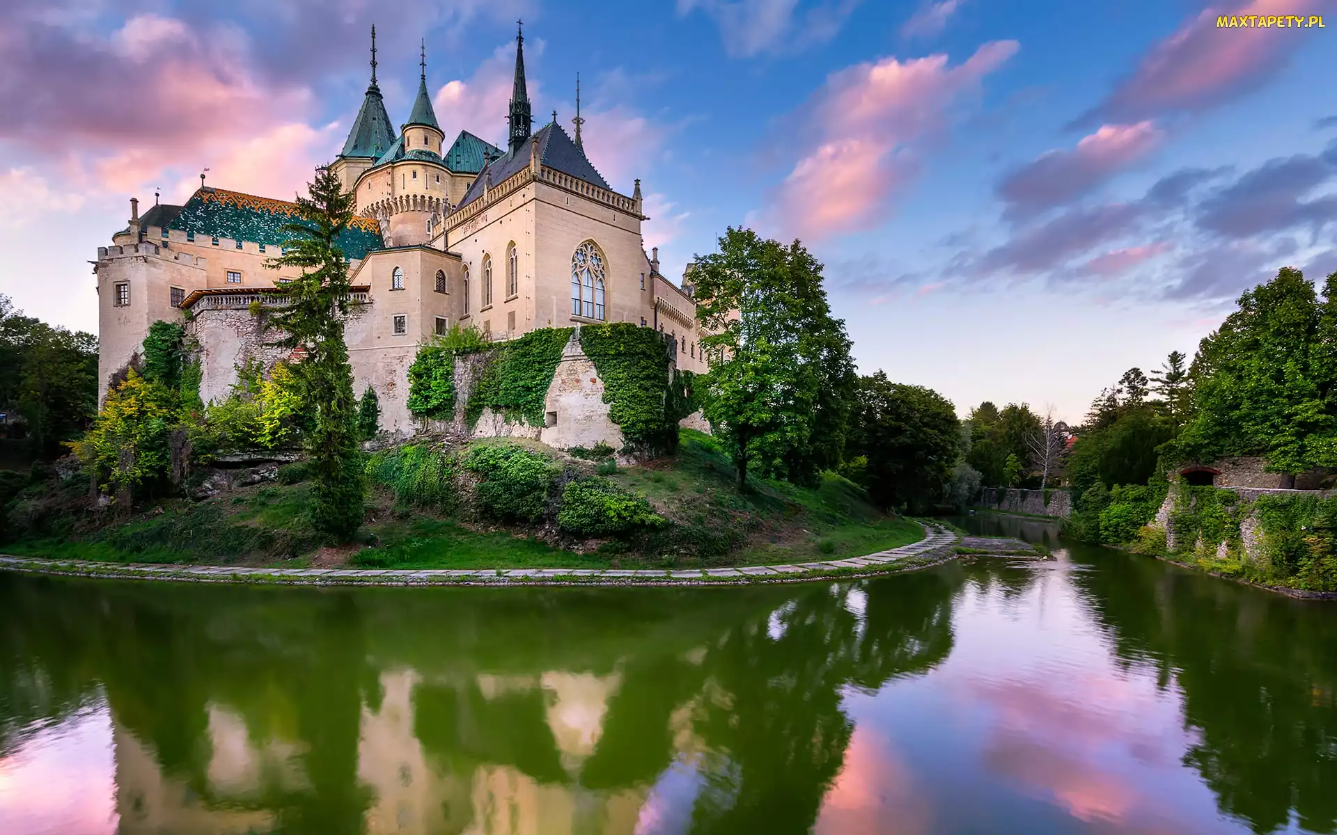 Drzewa, Słowacja, Bojnice, Chmury, Zamek w Bojnicach