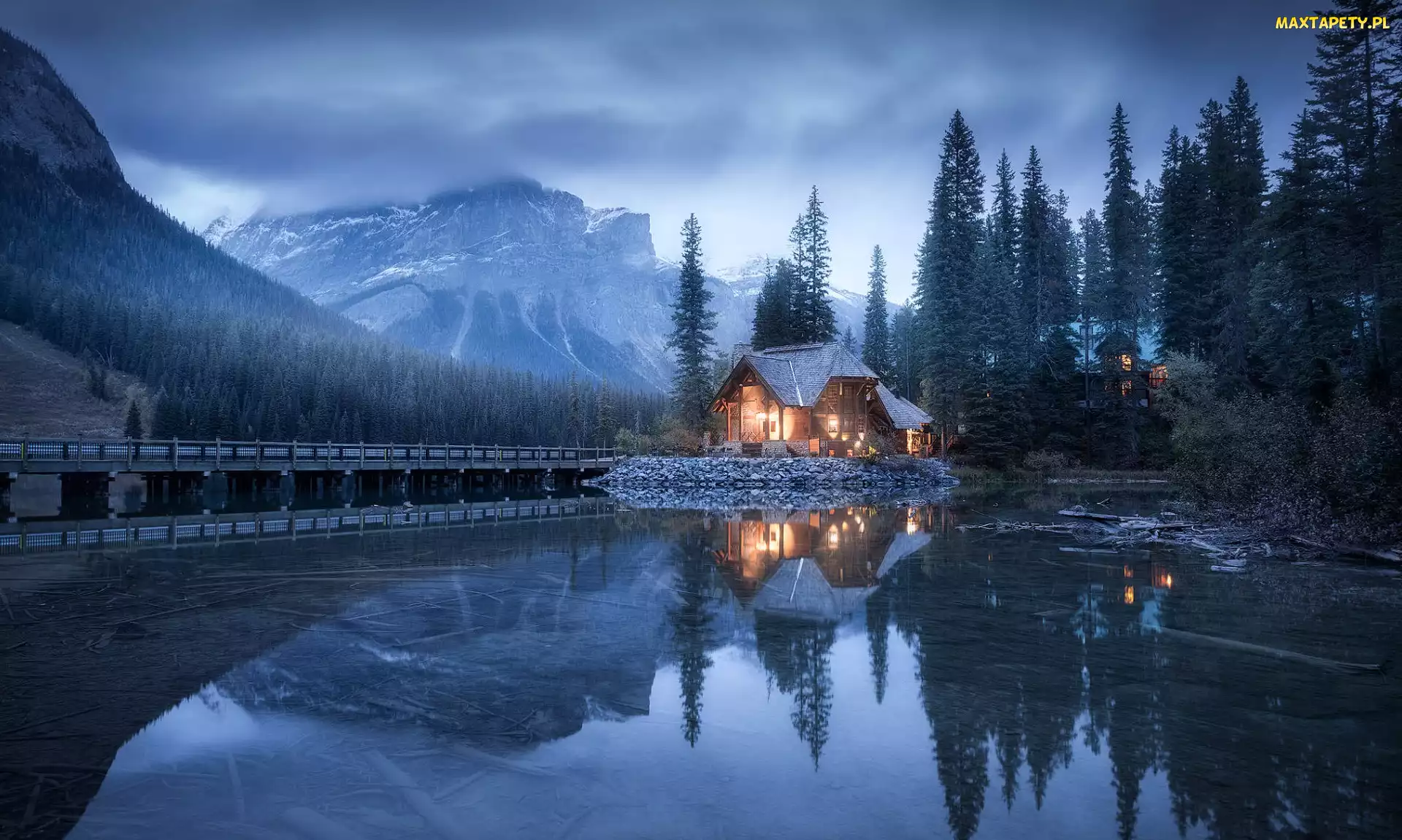 Góry, Odbicie, Park Narodowy Yoho, Odbicie, Drzewa, Kanada, Jezioro, Chmury, Most, Emerald Lake, Dom