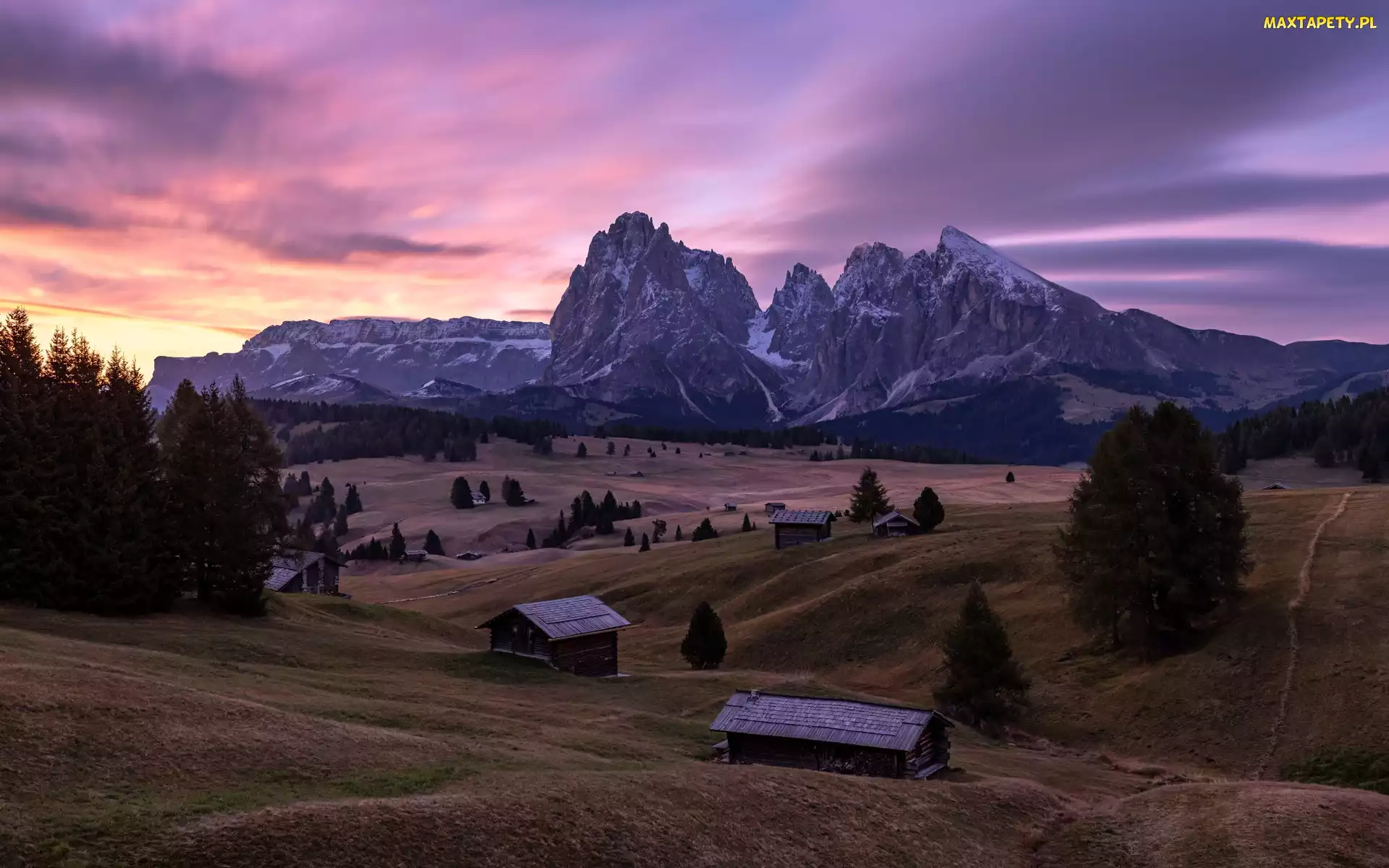 Włochy, Drewniane, Chmury, Domki, Płaskowyż Seiser Alm, Góry Sassolungo, Dolina Val Gardena, Drzewa, Dolomity, Zachód słońca