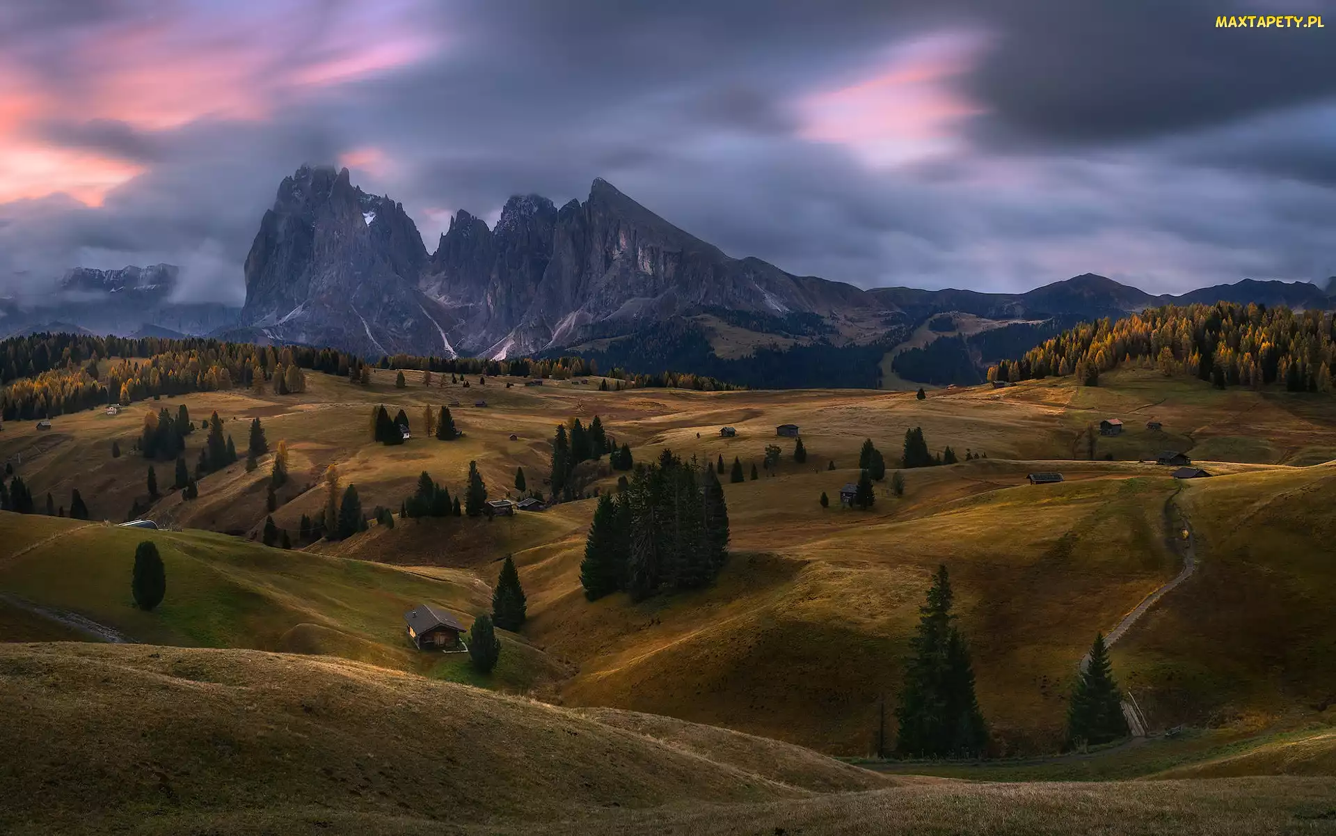 Włochy, Drewniane, Chmury, Domki, Płaskowyż Seiser Alm, Góry Sassolungo, Dolina, Val Gardena, Dolomity, Drzewa