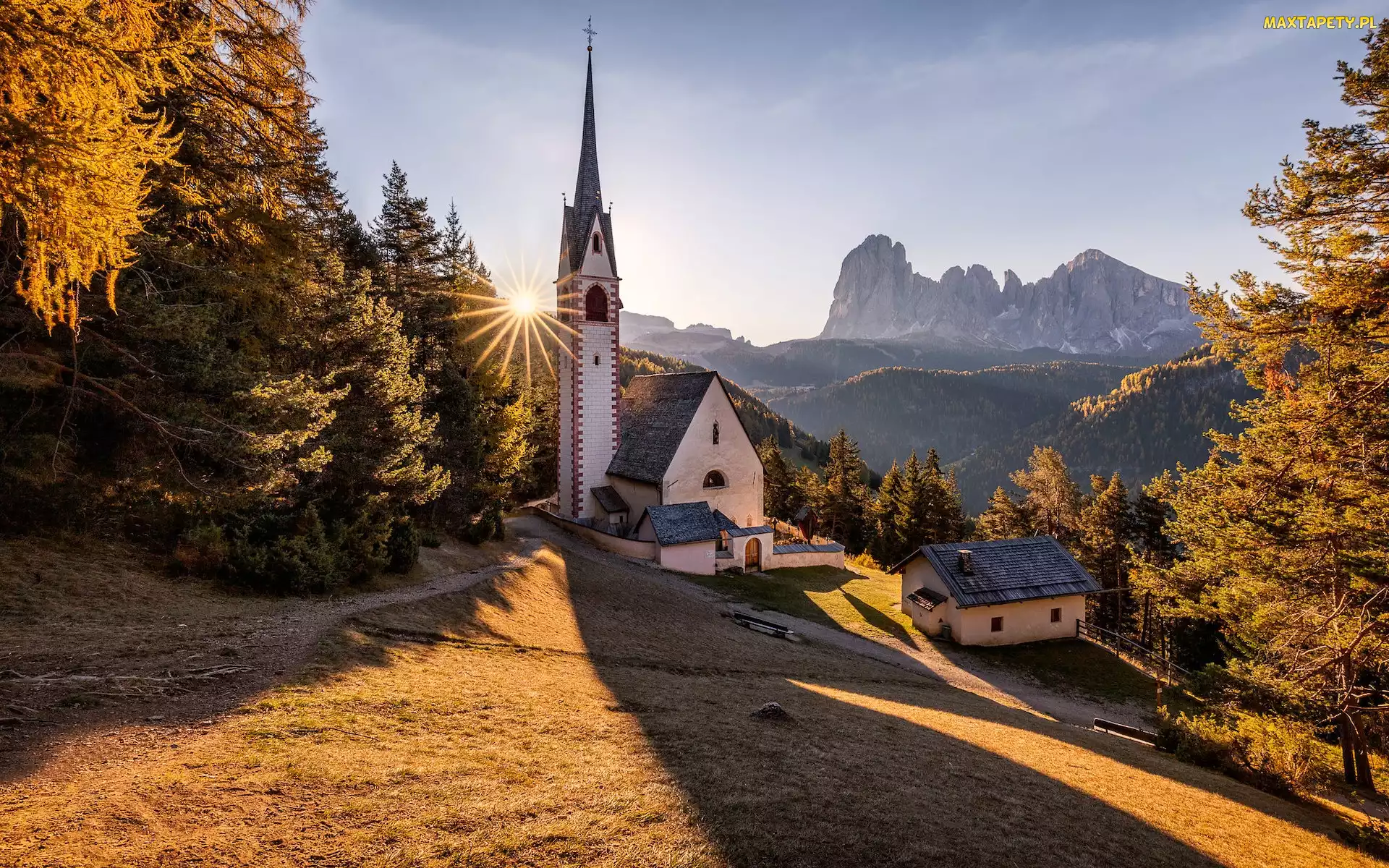 Region Trentino, Kościół św. Jakuba, Włochy, Dolomity, Jesień, Góry, Drzewa, Promienie słońca