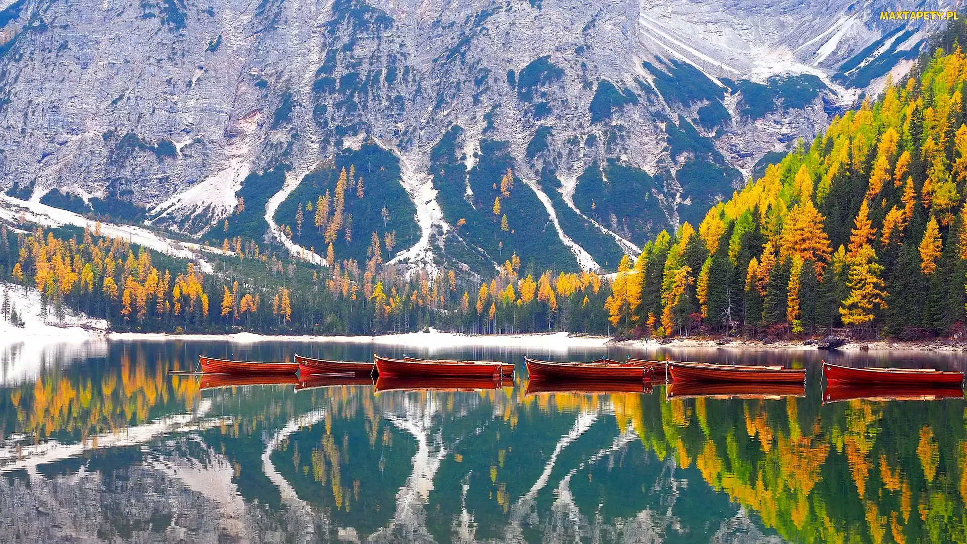 Włochy, Drzewa, Góry, Jesień, Dolomity, Łódki, Jezioro, Pragser Wildsee, Lago di Braies