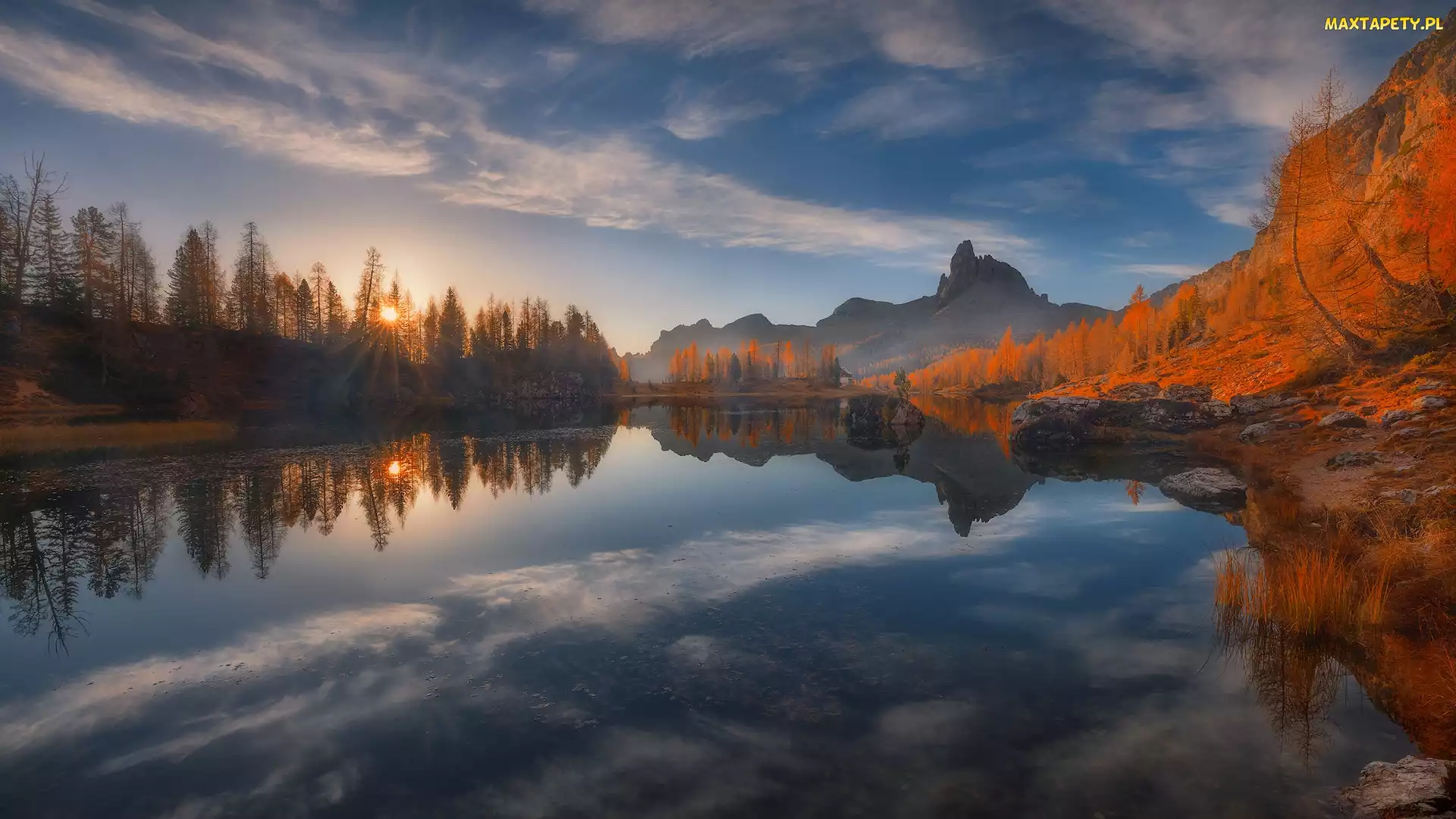 Odbicie, Drzewa, Jesień, Promienie słońca, Góry, Prowincja Belluno, Dolomity, Jezioro, Włochy, Lago Federa