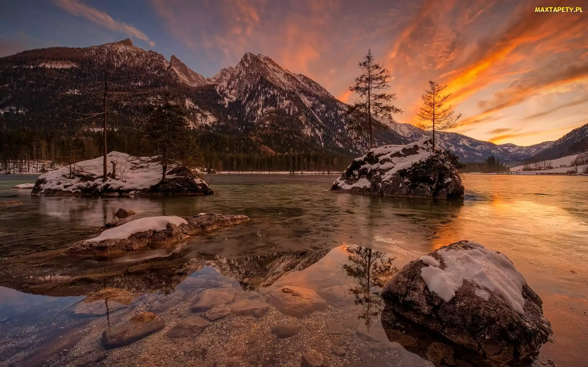 Niemcy, Gmina Berchtesgadener, Zachód słońca, Bawaria, Góry Alpy, Jezioro Hintersee, Skały, Drzewa, Zima, Chmury