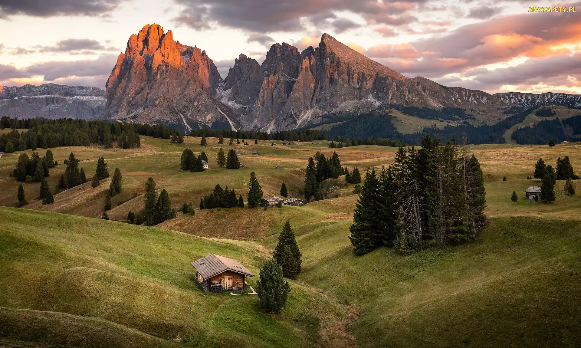 Góry, Val Gardena, Włochy, Dolomity, Sassolungo, Domki, Chmury, Drewniane, Płaskowyż, Seiser Alm, Drzewa, Dolina
