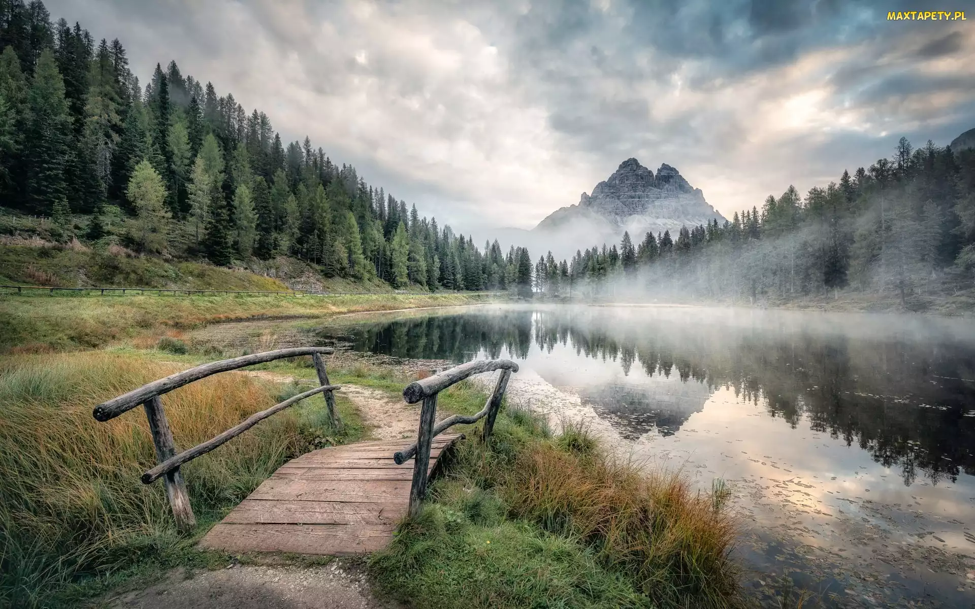 Mostek, Mgła, Jezioro, Las, Chmury, Włochy, Antorno Lake, Prowincja Belluno, Drzewa, Góry Dolomity, Masyw Tre Cime di Lavaredo
