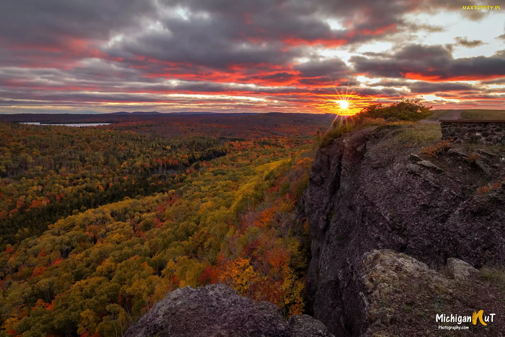 Zachód słońca, Góra Brockwaya, Półwysep Keweenaw, Jezioro Medora, Jesień, Michigan, Lasy, Pożółkłe, Stany Zjednoczone, Drzewa