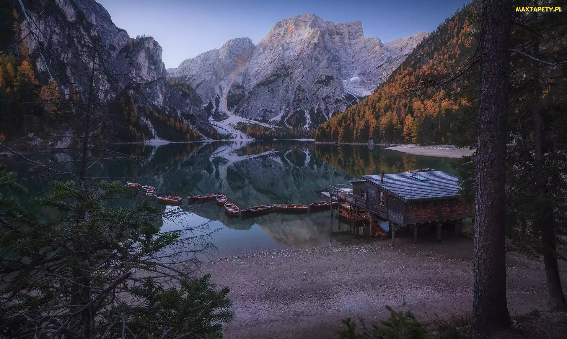 Drzewa, Domek, Drewniany, Łódki, Jezioro Pragser Wildsee, Południowy Tyrol, Lago di Braies, Góry Dolomity, Włochy, Pomost
