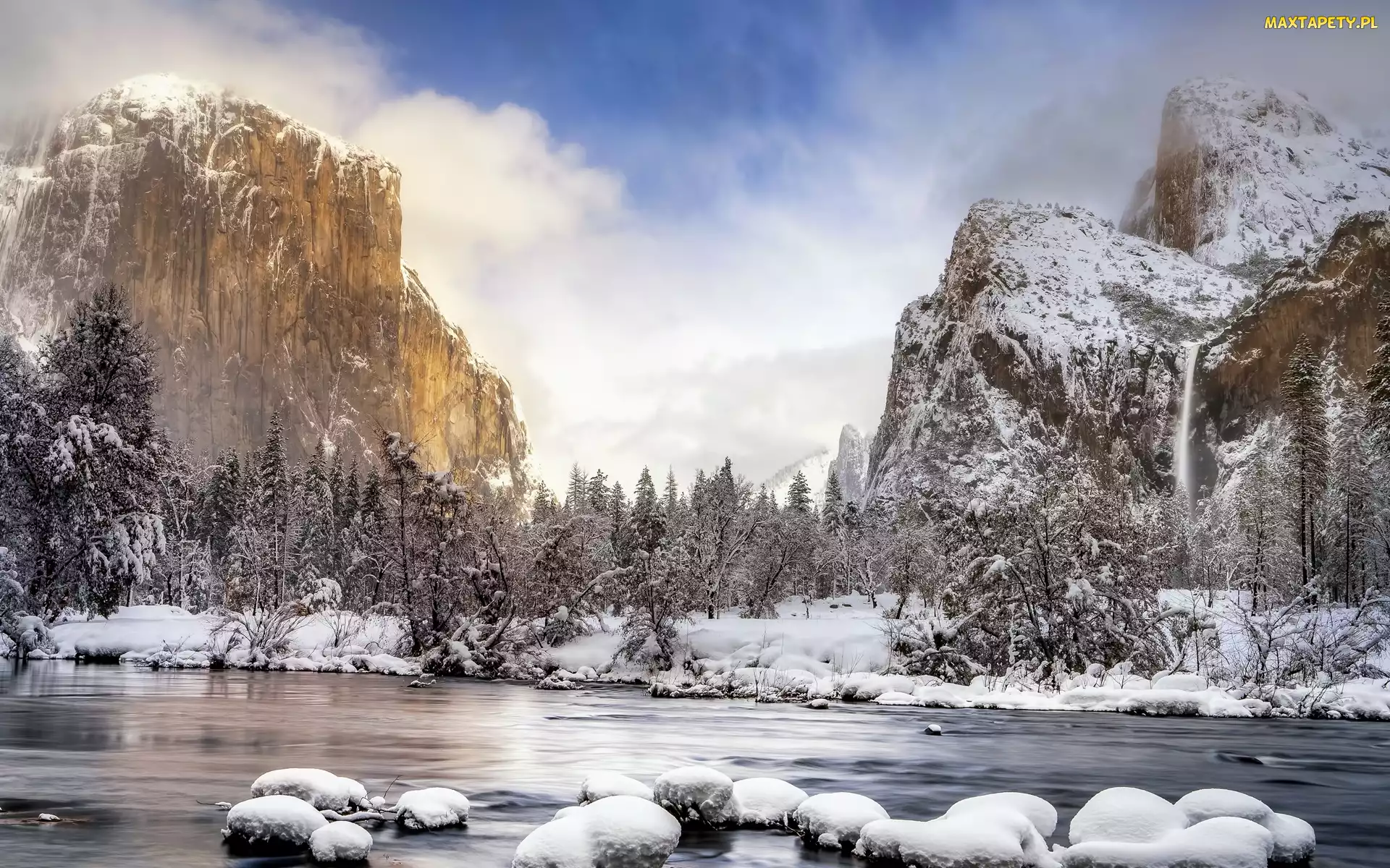 Chmury, Śnieg, Zima, Merced River, Park Narodowy Yosemite, Stany Zjednoczone, Góry, Kalifornia, Kamienie, Drzewa, Rzeka