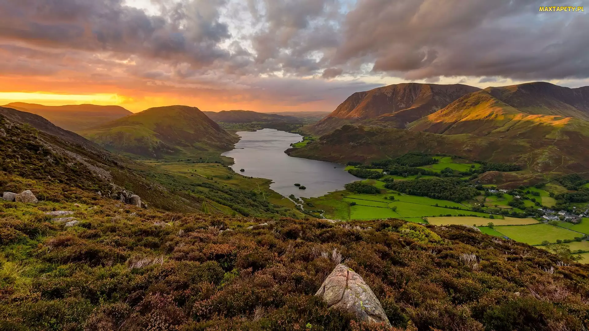 Anglia, Chmury, Zachód słońca, Park Narodowy Lake District, Jezioro, Dolina, Crummock Water, Drzewa, Góry High Stile, Domy