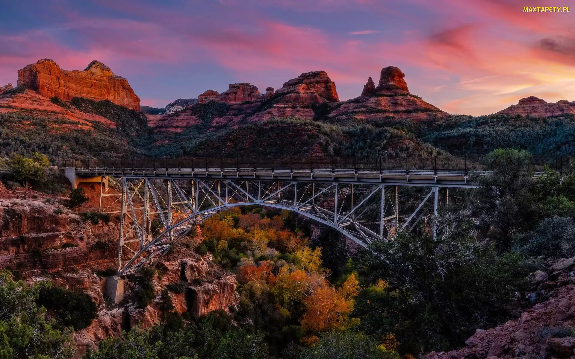 Jesień, Oak Creek Canyon, Midegly Bridge, Drzewa, Sedona, Arizona, Góry, Skały, Stany Zjednoczone, Most