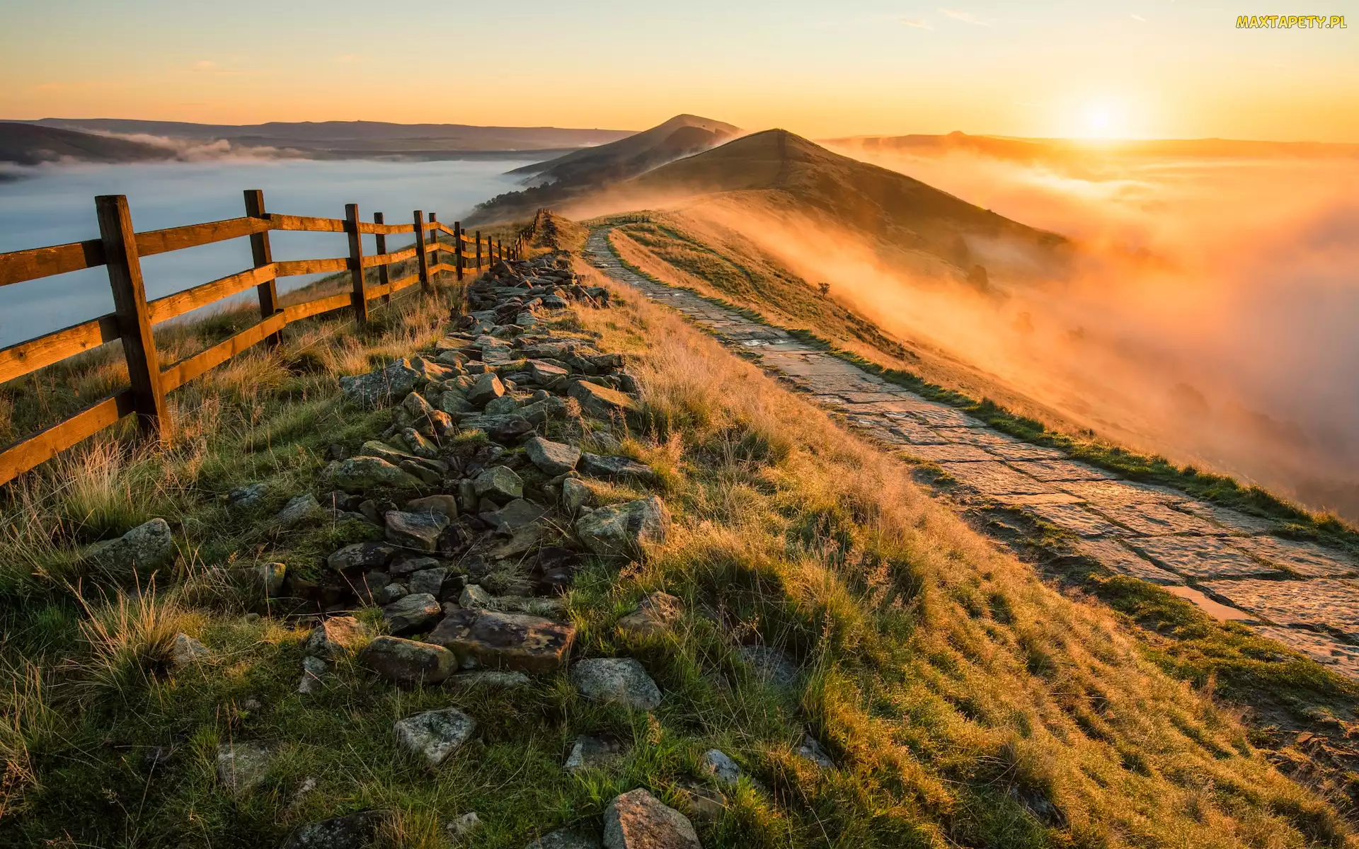 Park Narodowy Peak District, Droga, Anglia, Wzgórze Mam Tor, Wschód słońca, Hrabstwo Derbyshire, Mgła, Płot