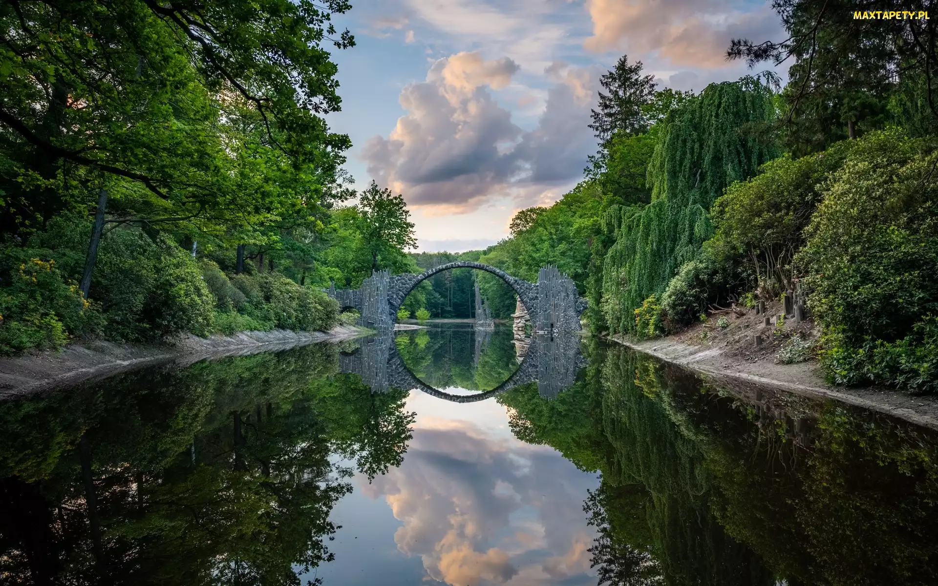 Park Rododendronów Kromlau, Jezioro Rakotz, Niemcy, Most łukowy, Chmury, Kamienny, Odbicie, Drzewa