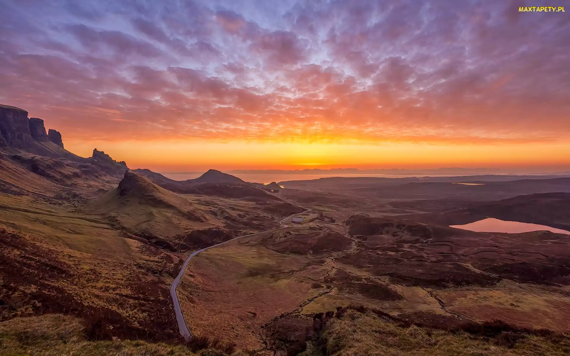 Wyspa Skye, Góry, Szkocja, Wzgórza, Zachód słońca, Quiraing, Chmury, Jeziora
