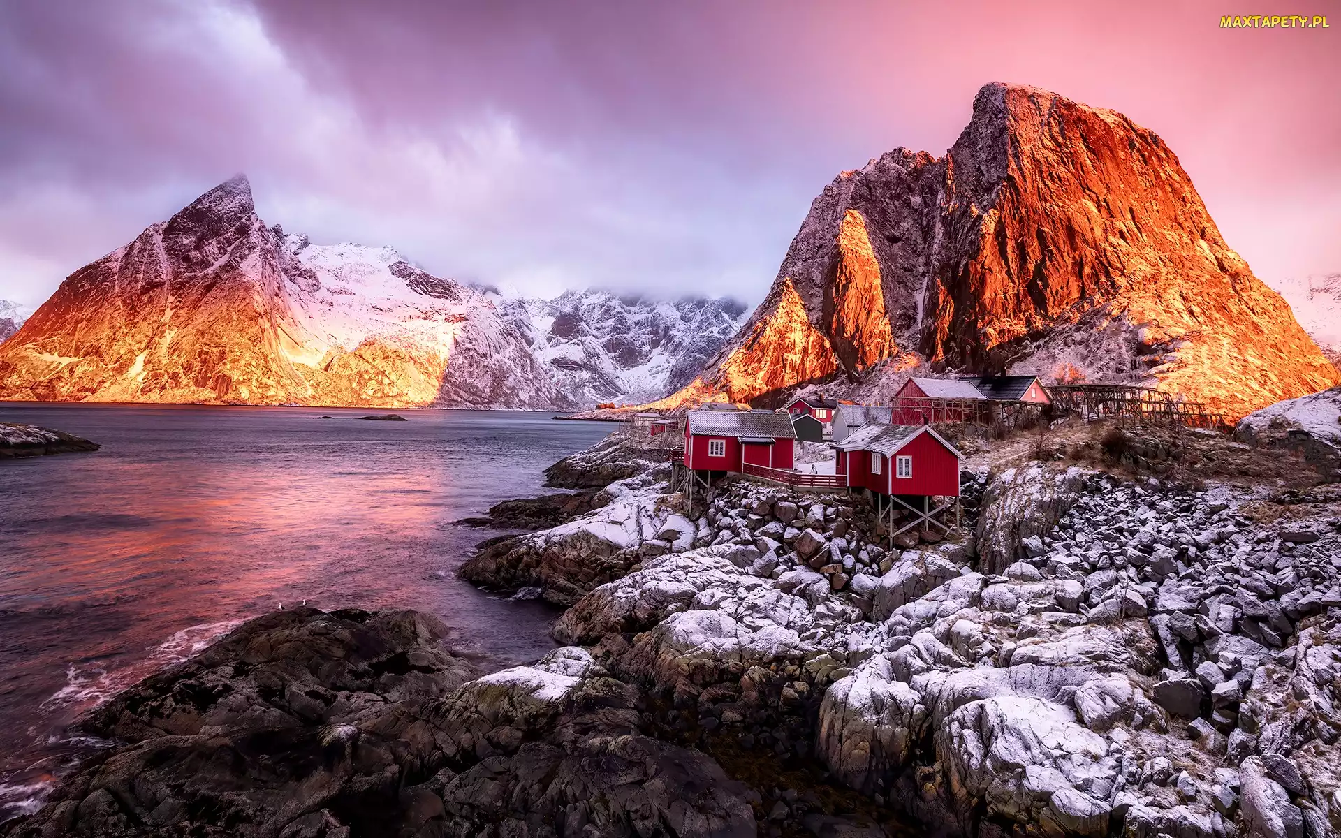 Lofoty, Wioska Hamnoy, Morze Norweskie, Domy, Chmury, Góry, Norwegia, Skały