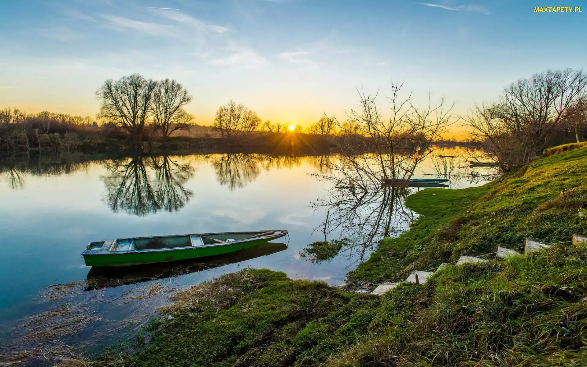 Trawa, Drzewa, Rzeka, Zachód słońca, Łodzie, Bezlistne