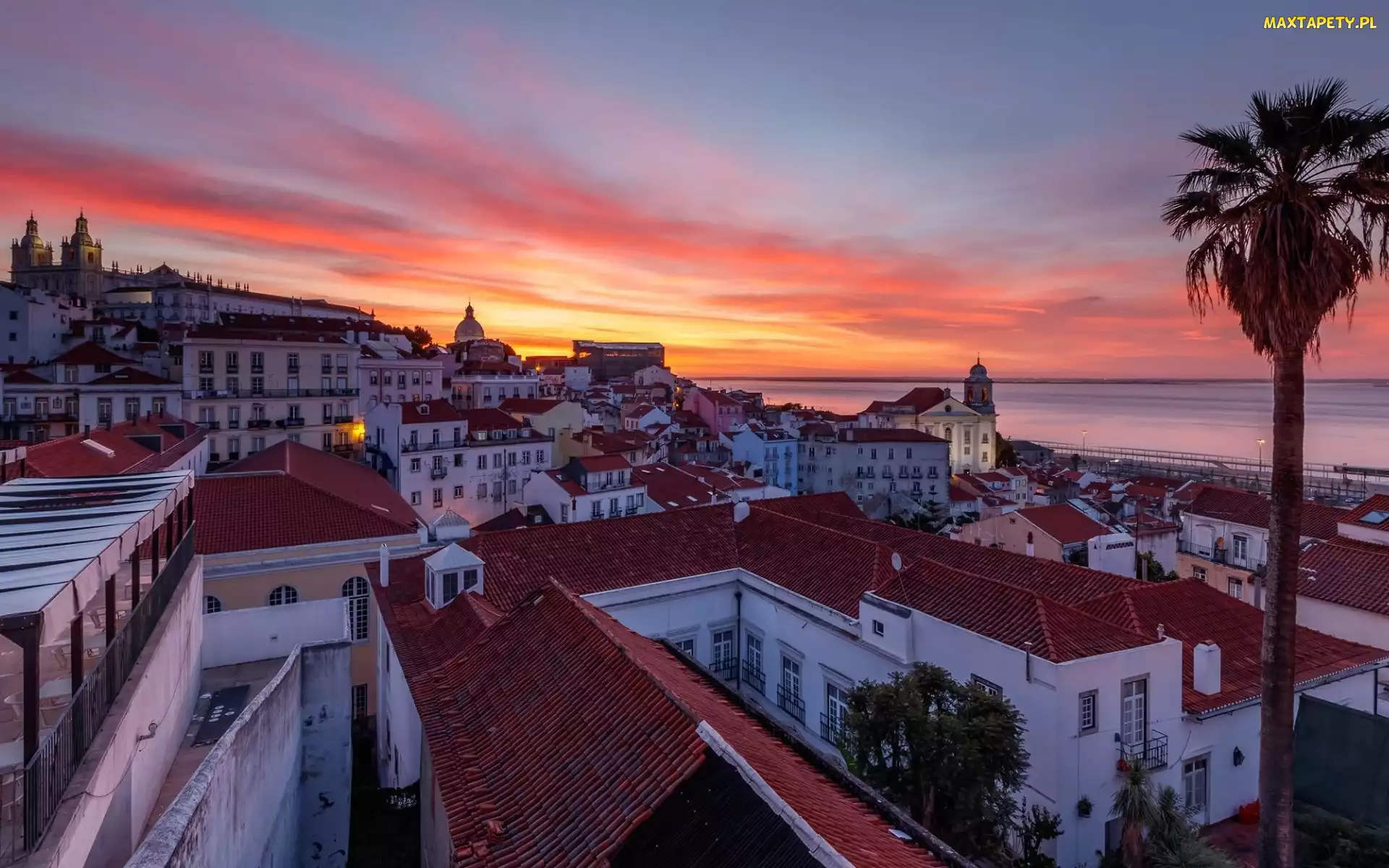 Zachód słońca, Palma, Lizbona, Portugalia, Dzielnica Alfama, Domy