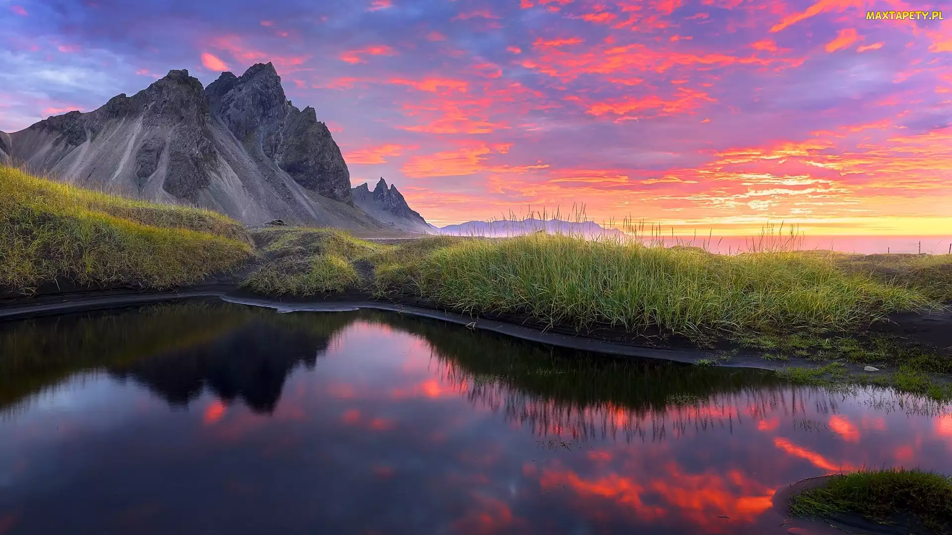 Vestrahorn, Niebo, Góry, Różowe, Trawa, Kałuża, Islandia, Zachód słońca