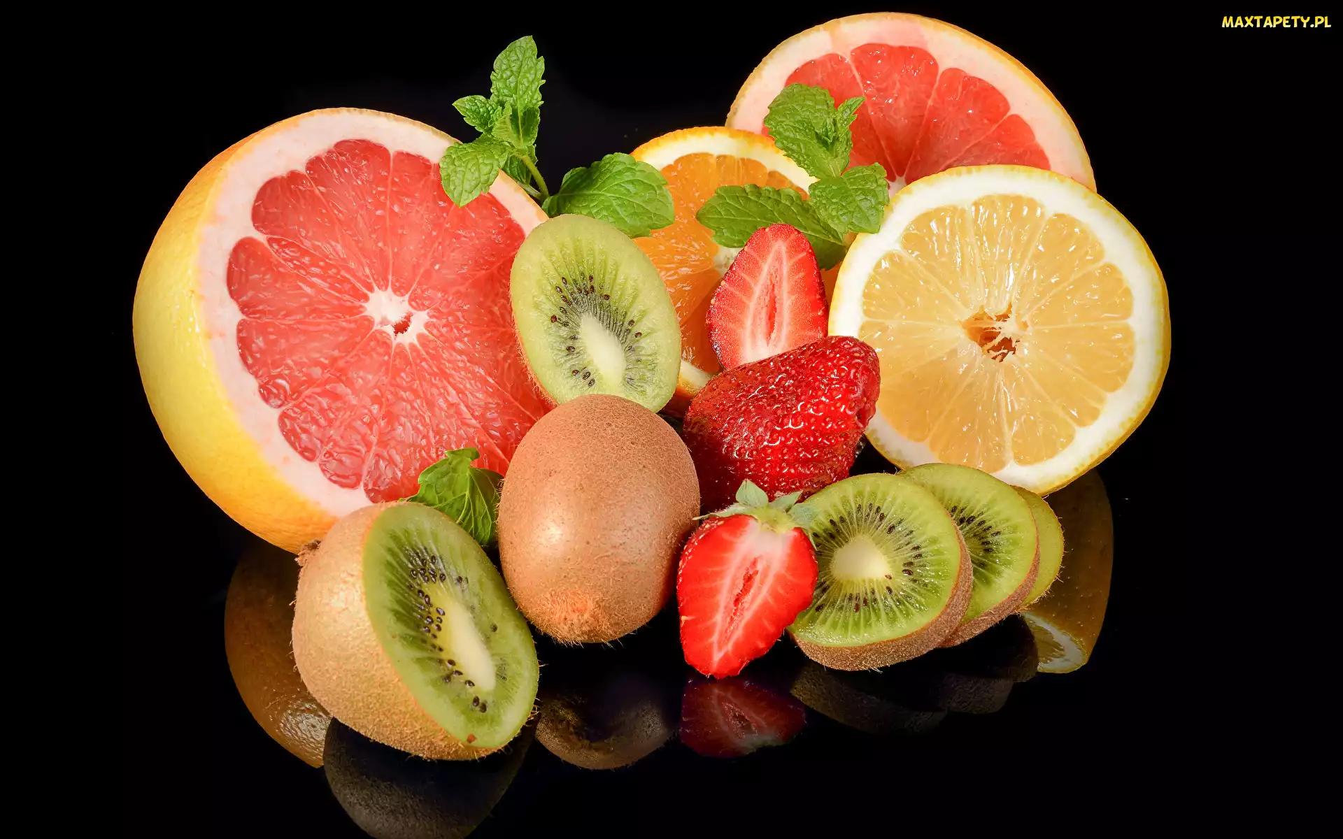 Grejpfrut, Czarne tło, Truskawka, Kiwi, Owoce