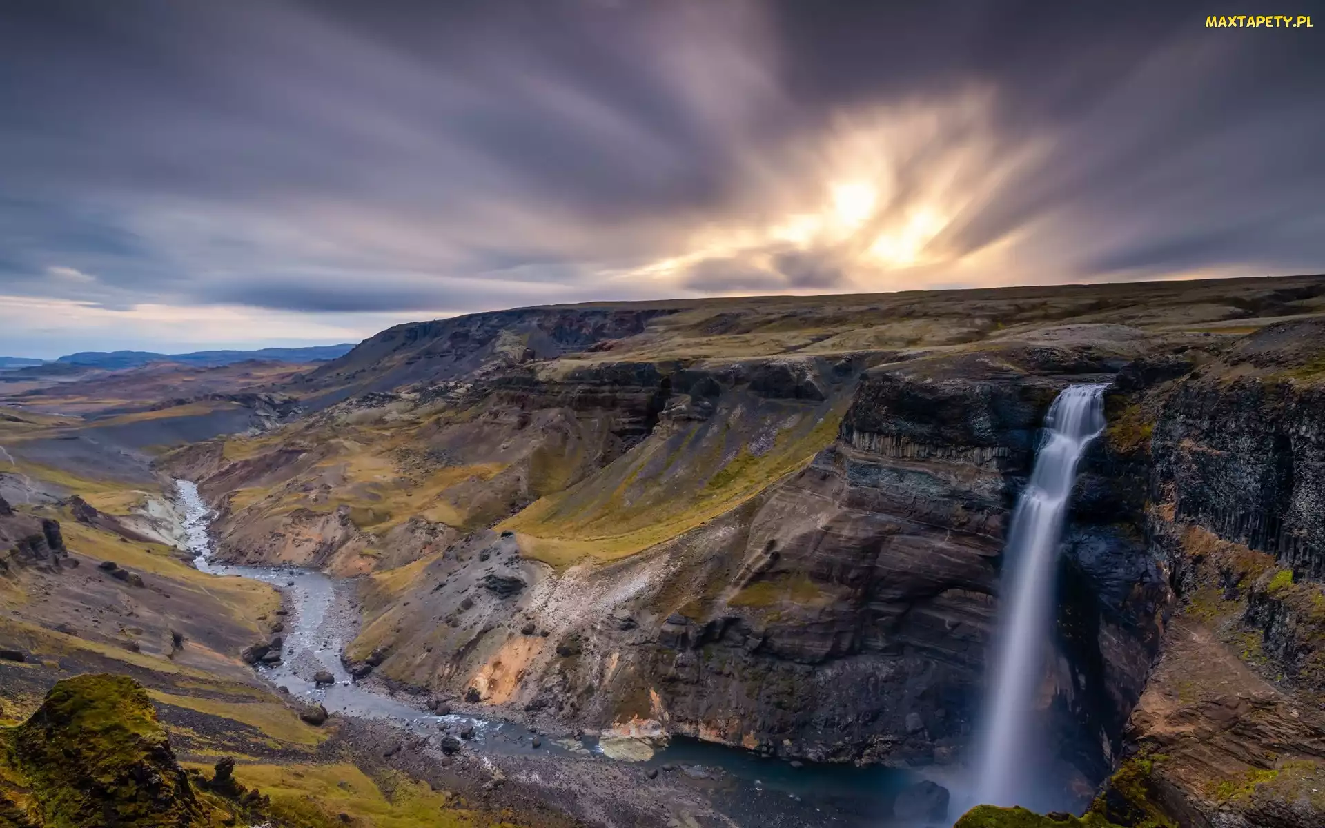 Skały, Góry, Rzeka Fossa, Islandia, Wodospad Haifoss, Chmury