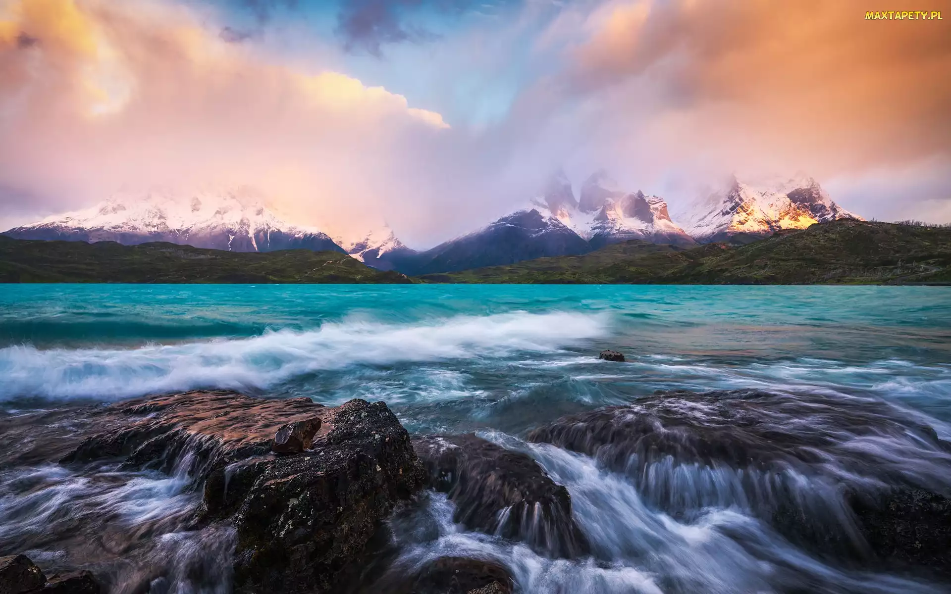 Patagonia, Park Narodowy Torres del Paine, Cordillera del Paine, Chile, Chmury, Góry, Jezioro