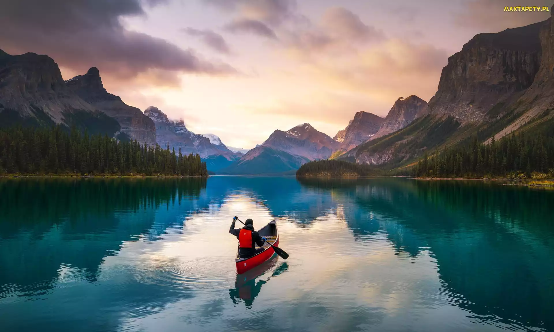 Jezioro, Alberta, Kanada, Park Narodowy Jasper, Maligne Lake, Kajak, Drzewa, Czerwony, Lasy, Chmury, Góry, Odbicie