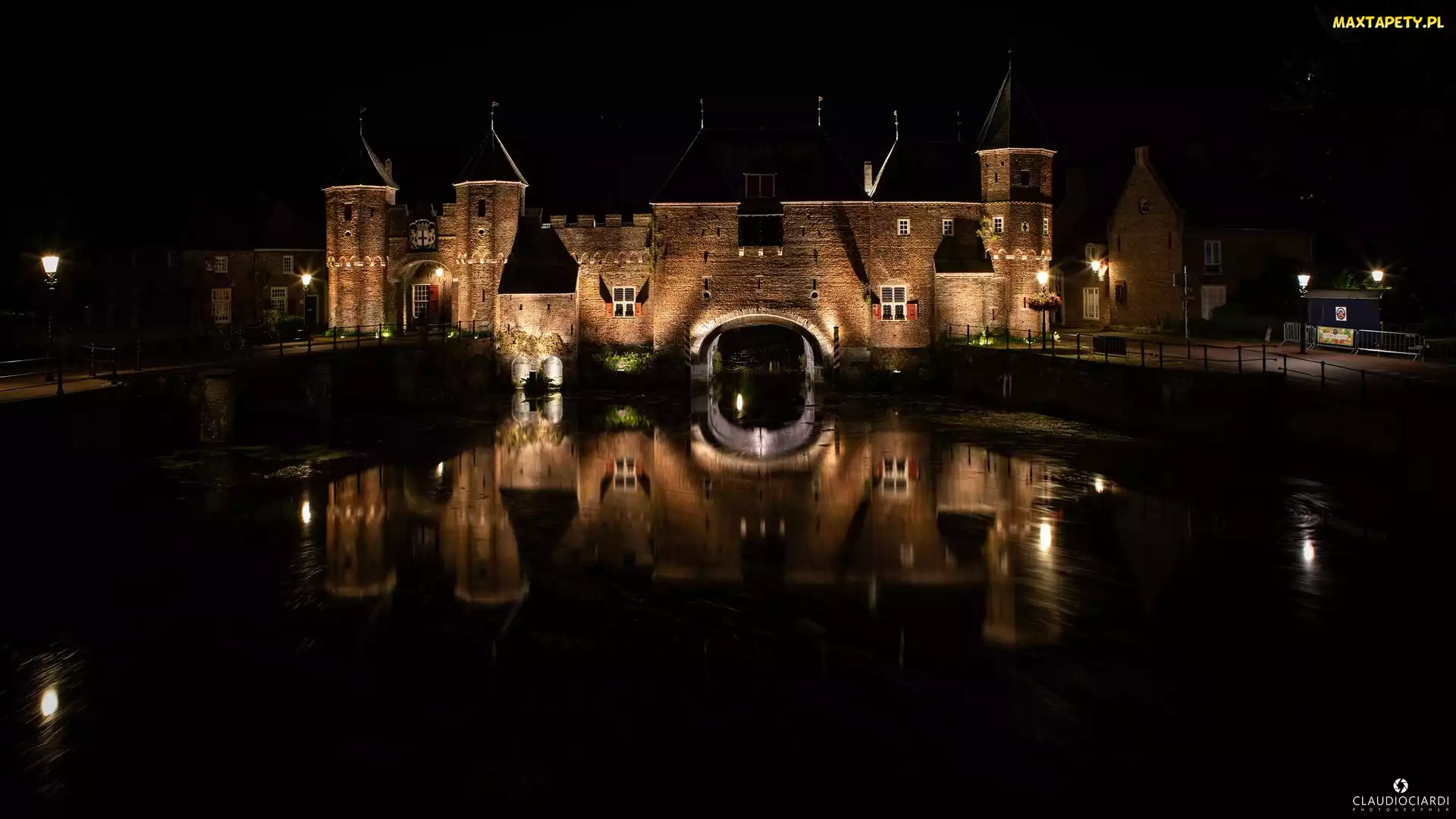 Amersfoort, Prowincja Utrecht, Budowla, Holandia, Brama Koppelpoort, Noc, Oświetlona