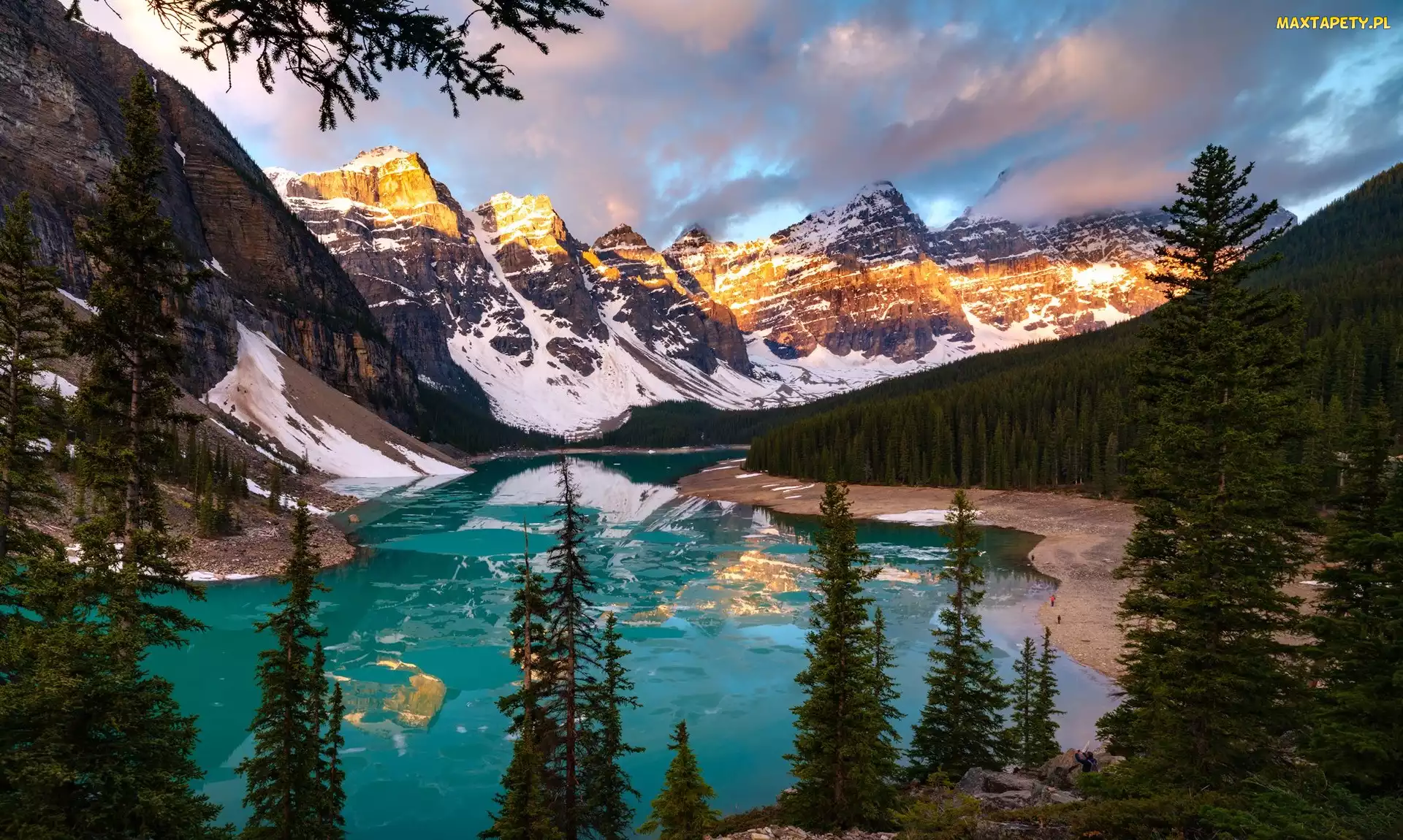 Jezioro Moraine, Odbicie, Odbicie, Kanada, Park Narodowy Banff, Chmury, Góry, Las, Drzewa