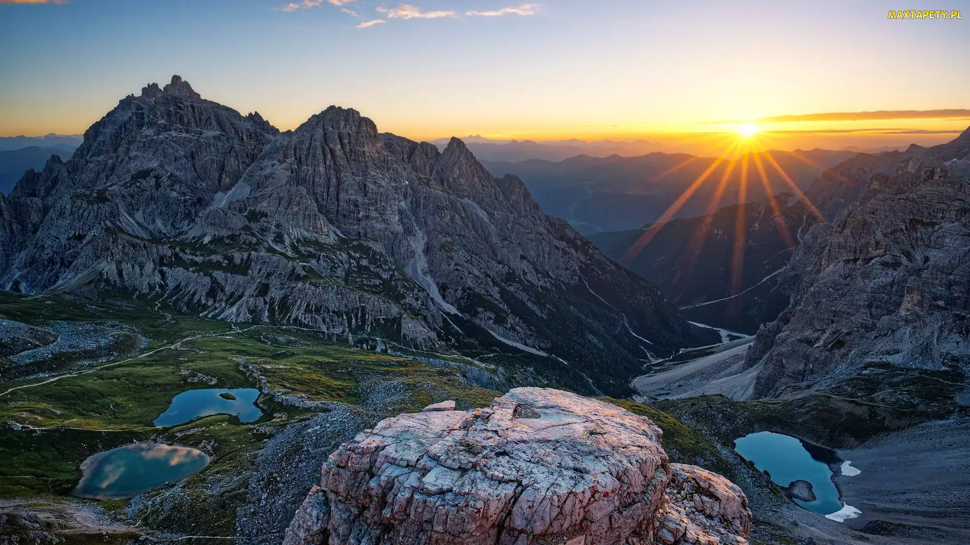 Góry, Jeziora, Włochy, Szlak, Poranek, Wschód słońca, Dolomity, Słonce, Skały, Szczyt Monte Paterno, Paternkofel