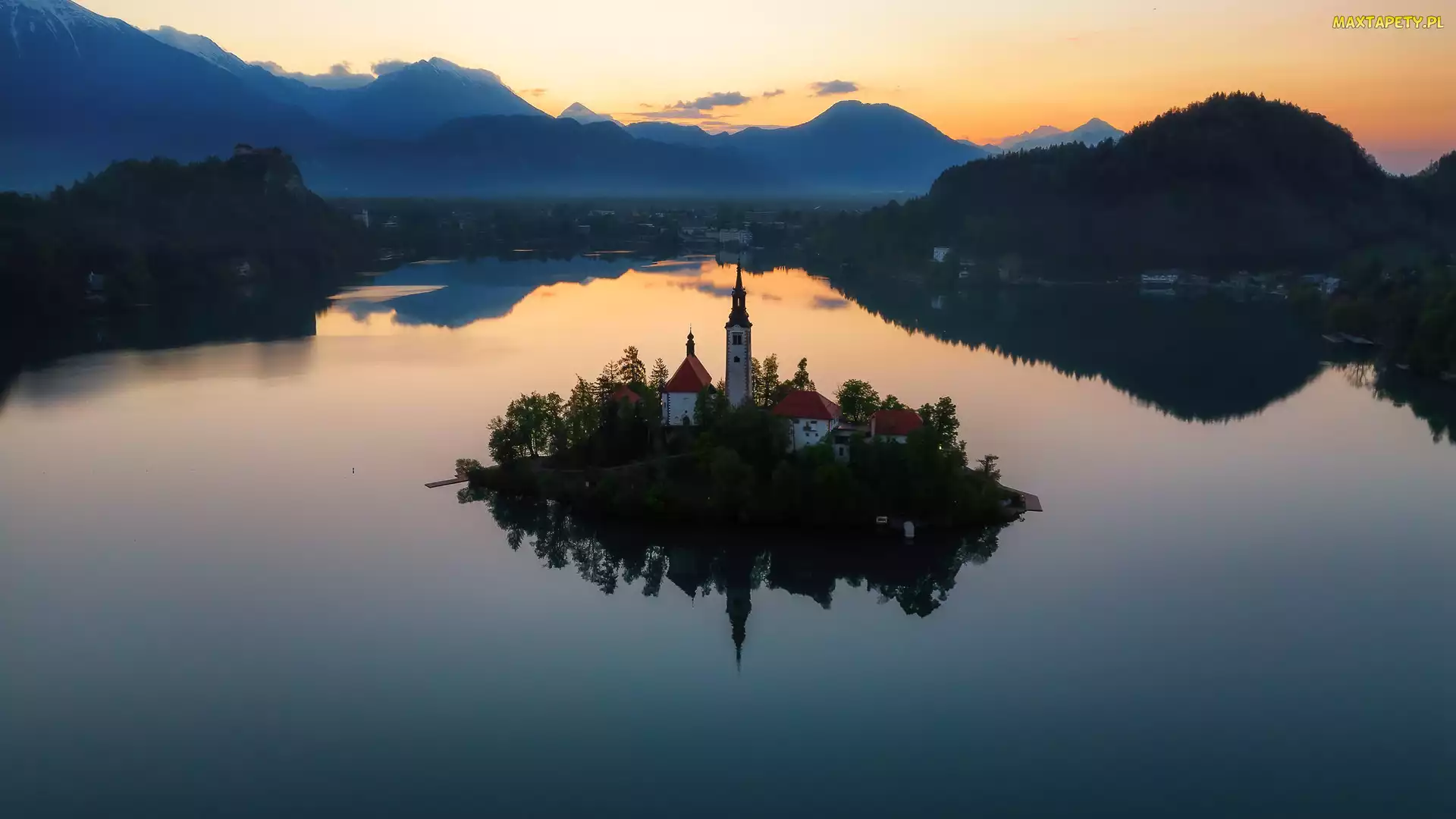 Wschód słońca, Drzewa, Jezioro Bled, Góry, Kościół Zwiastowania Marii Panny, Słowenia, Wyspa Blejski Otok