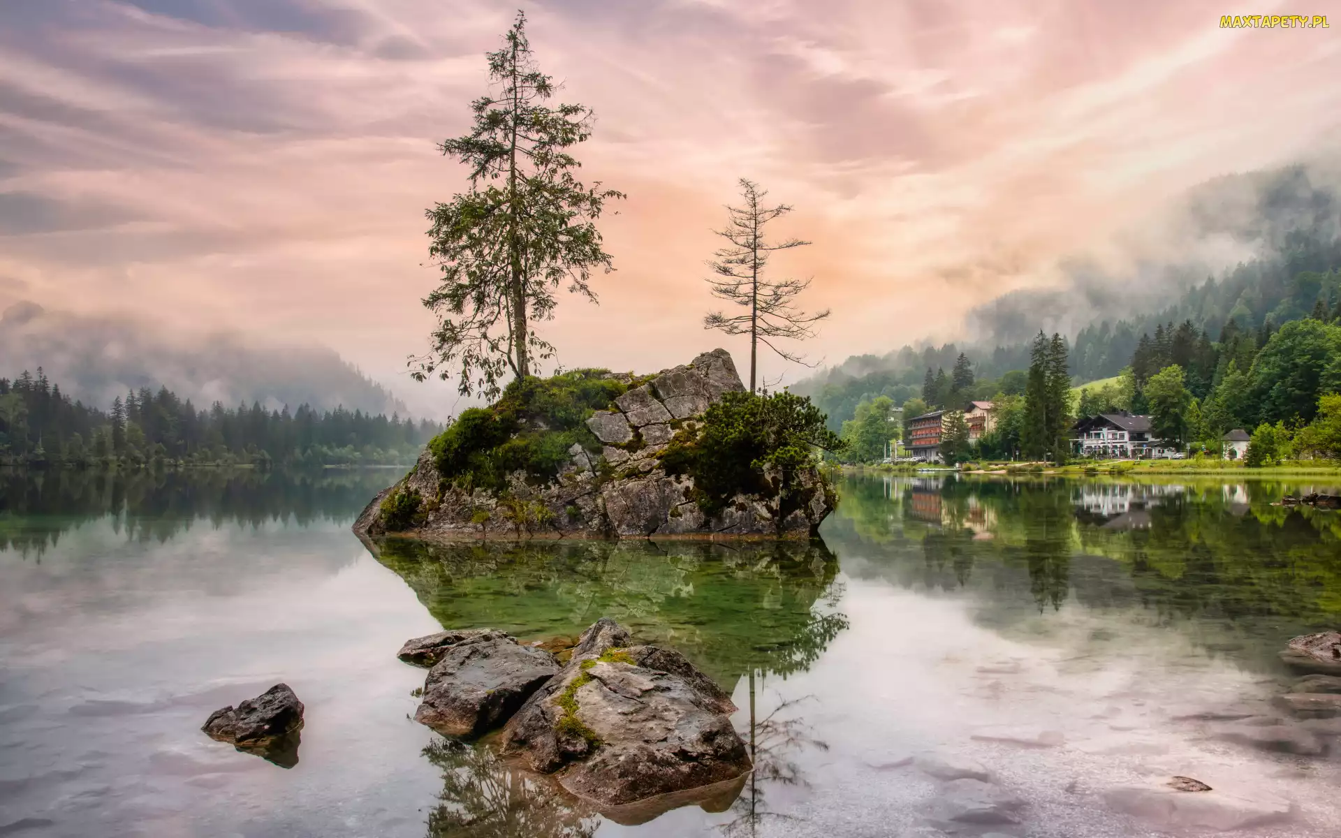 Drzewa, Bawaria, Brzeg, Poranek, Mgła, Skała, Alpy, Kamienie, Góry, Jezioro Hintersee, Domy, Niemcy, Odbicie