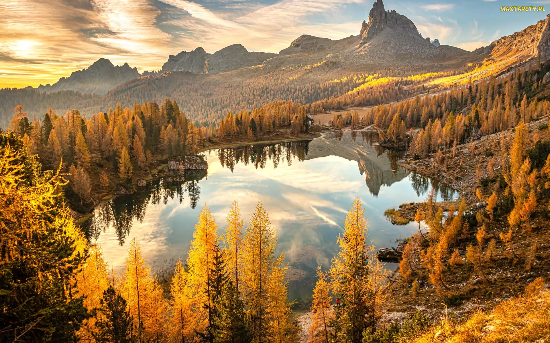 Jesień, Wschód słońca, Jezioro, Las, Mgła, Włochy, Federa Lake, Prowinca Belluno, Drzewa, Dolomity, Góry