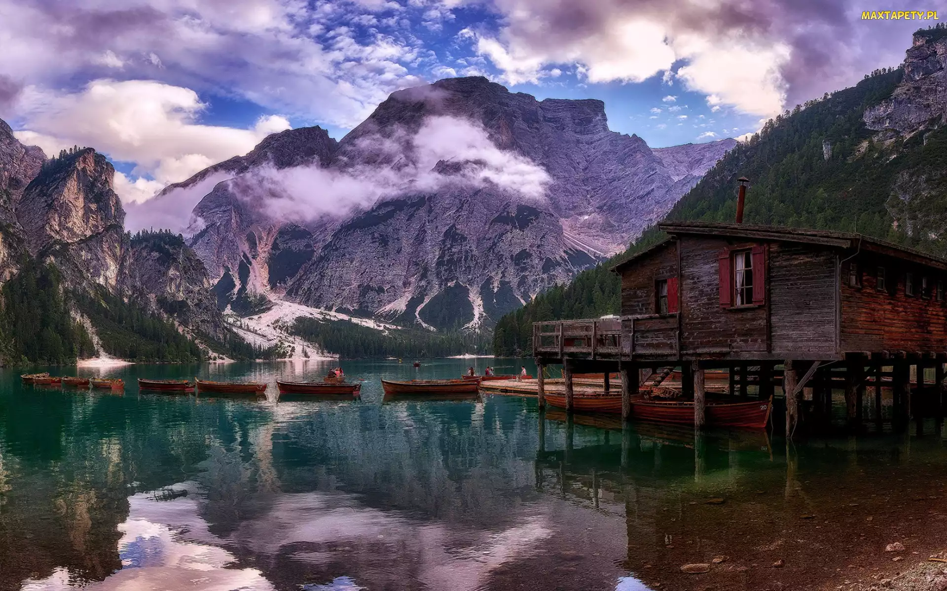 Lago di Braies, Tyrol, Włochy, Jezioro, Pragser Wildsee, Dolomity, Łódki, Góry, Drewniany, Dom, Pomost, Chmury