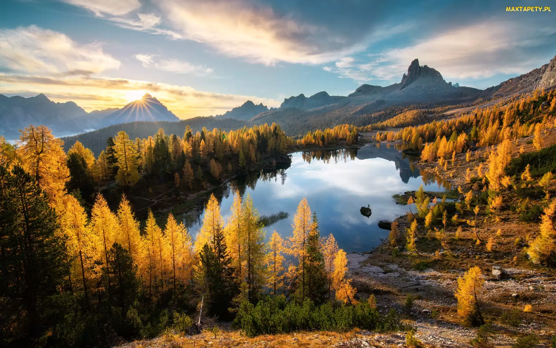 Federa Lake, Prowincja Belluno, Włochy, Jezioro, Góry, Las, Jesień, Dolomity, Wschód słońca, Mgła, Drzewa, Chmury