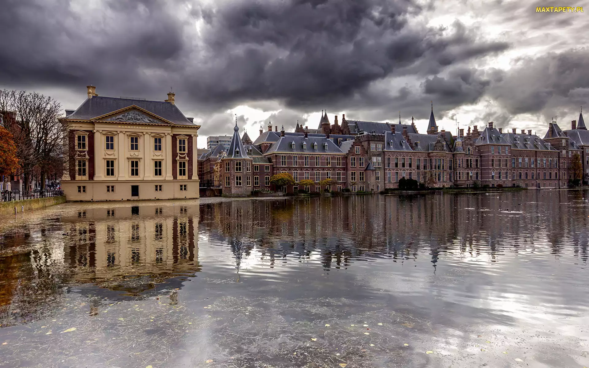 Niebo, Domy, Haga, Chmury, Jezioro Hofvijver, Holandia, Binnenhof