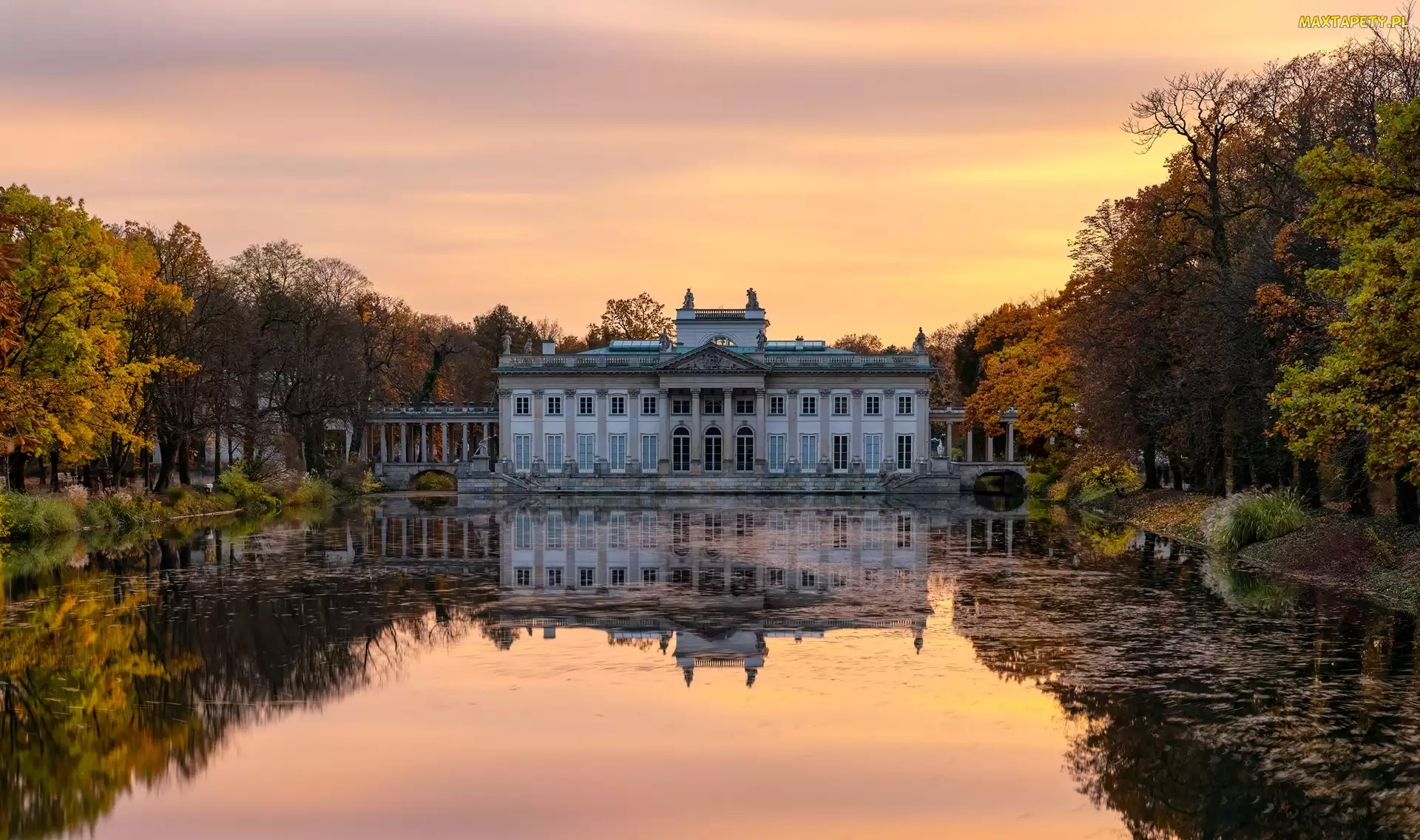 Pałac na Wyspie, Zachód słońca, Jesień, Drzewa, Warszawa, Staw, Polska, Łazienki Królewskie