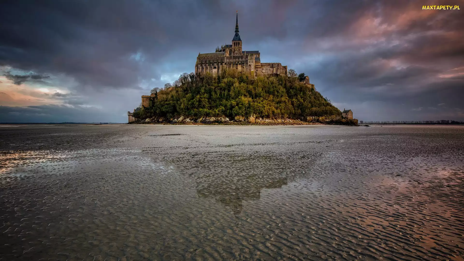 Wyspa Mont Saint-Michel, Kościół, Chmury, Opactwo św Michała Archanioła, Francja