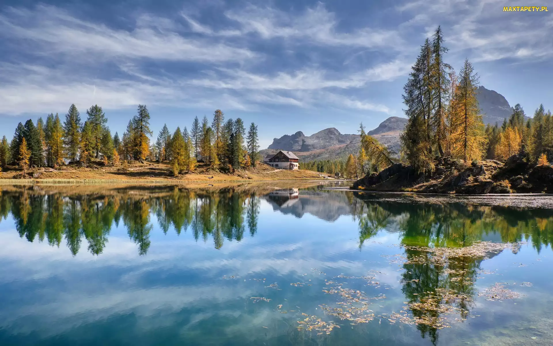 Jezioro Lago Federa, Jesień, Dom, Odbicie, Drzewa, Schronisko, Prowincja Belluno, Włochy, Góry Dolomity