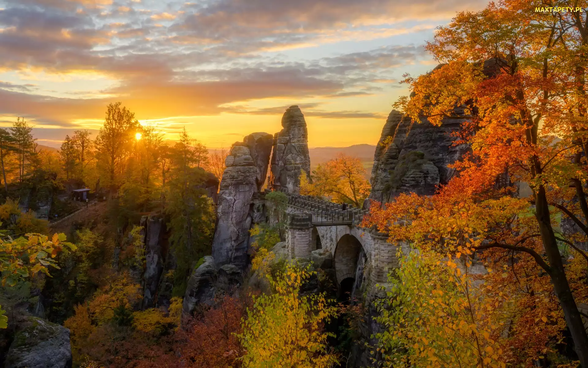 Jesień, Bastei, Niemcy, Las, Skały, Chmury, Saksonia, Zachód słońca, Drzewa, Park Narodowy Saskiej Szwajcarii, Góry Połabskie