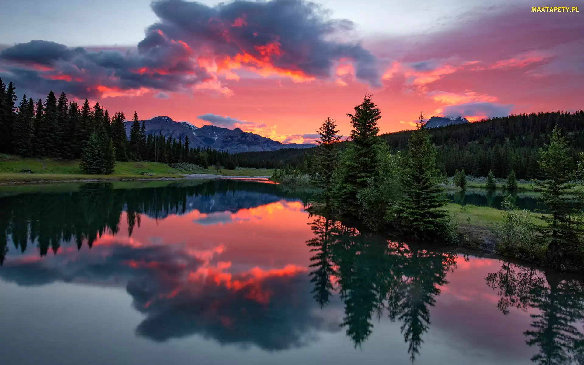 Chmury, Niebo, Góry, Zachód słońca, Park Narodowy Banff, Alberta, Jezioro, Las, Kanada, Drzewa