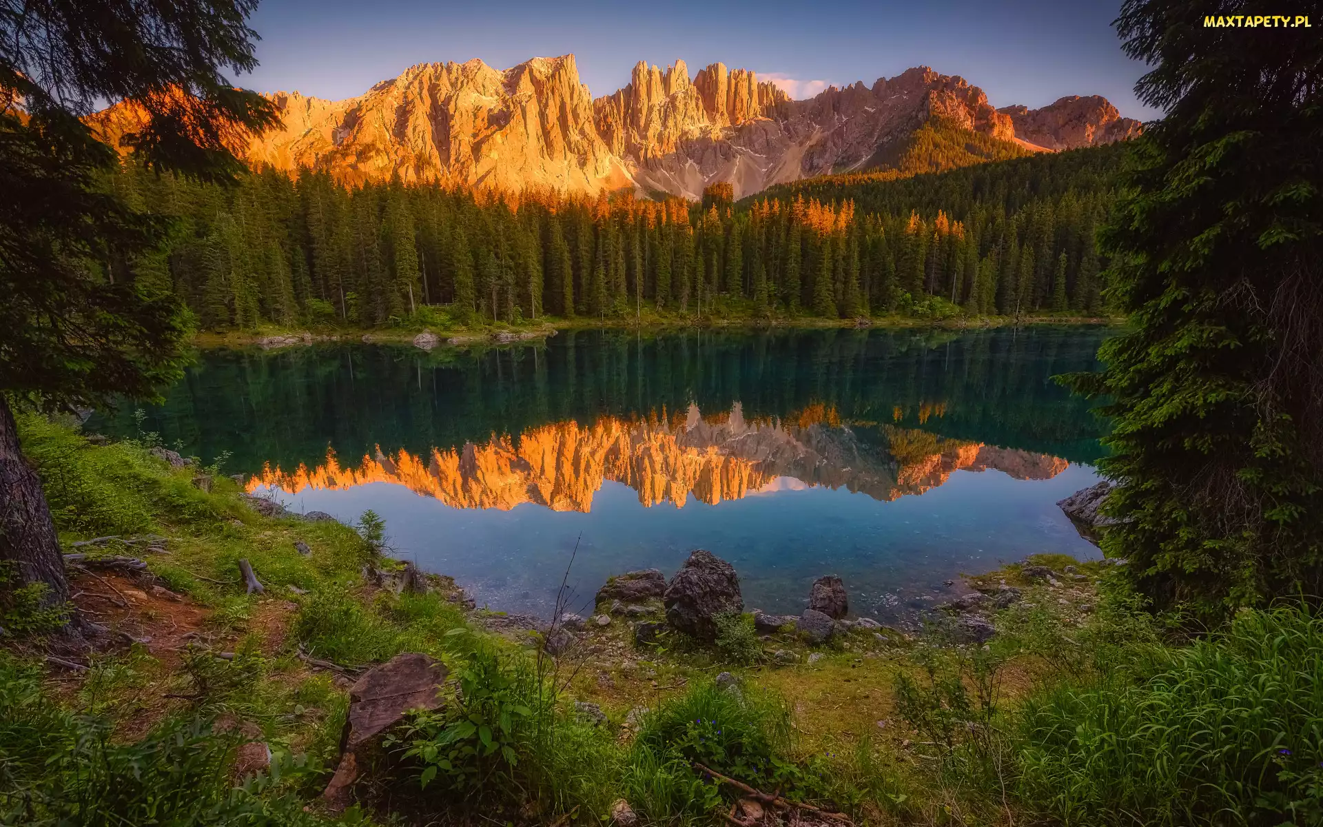 Południowy Tyrol, Odbicie, Roślinność, Włochy, Dolomity, Las, Jezioro, Lago Carezza, Kamienie, Drzewa, Góry, Niebo