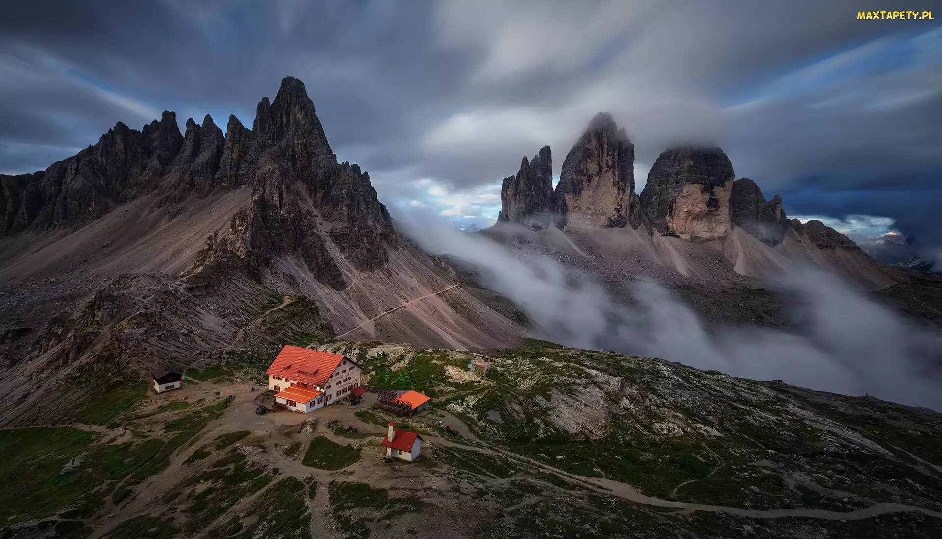 Włochy, Szczyty Tre Cime di Lavaredo, Zmierzch, Chmury, Schronisko, Chmury, Góry, Dolomity, Domy