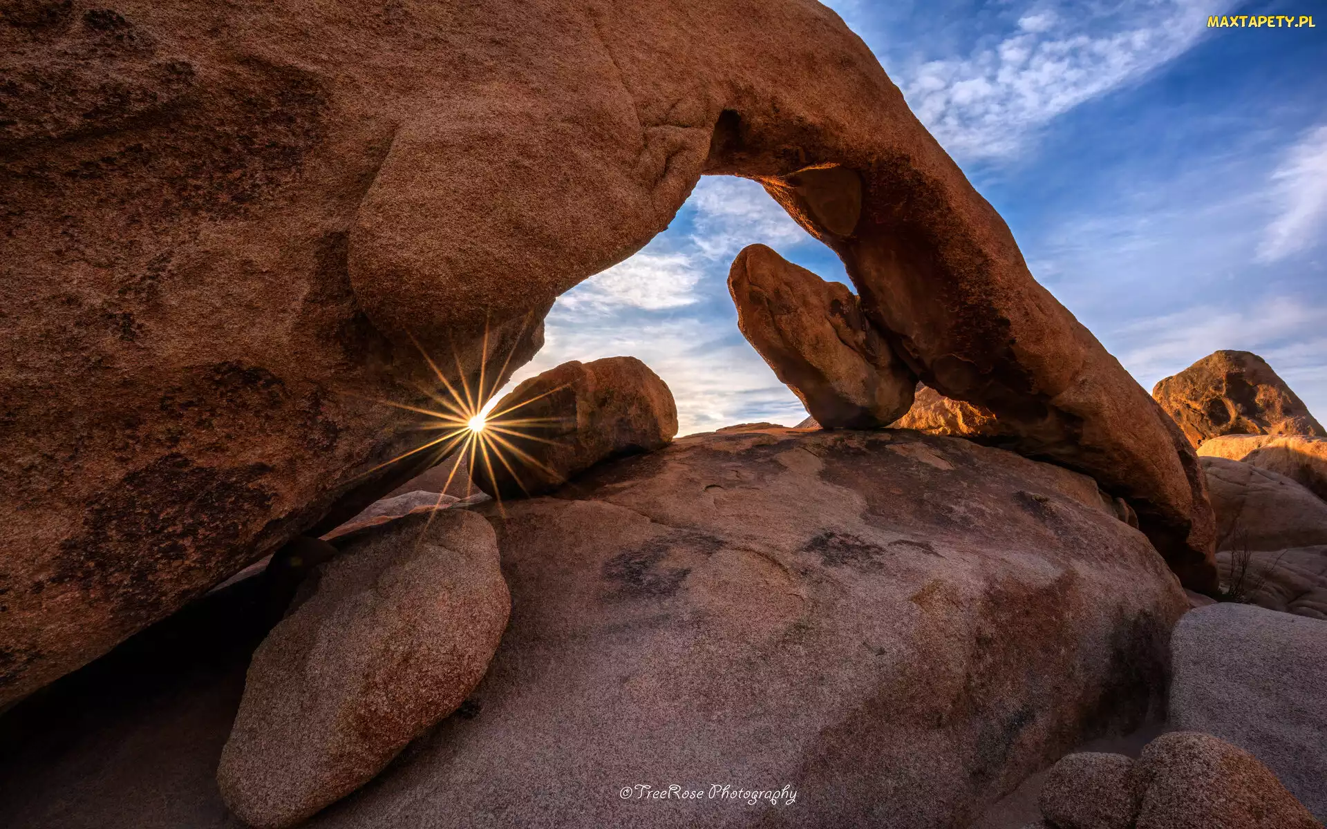 Stan Kalifornia, Park Narodowy Joshua Tree, Formacja Arch Rock, Stany Zjednoczone, Promienie słońca, Skały, Niebo