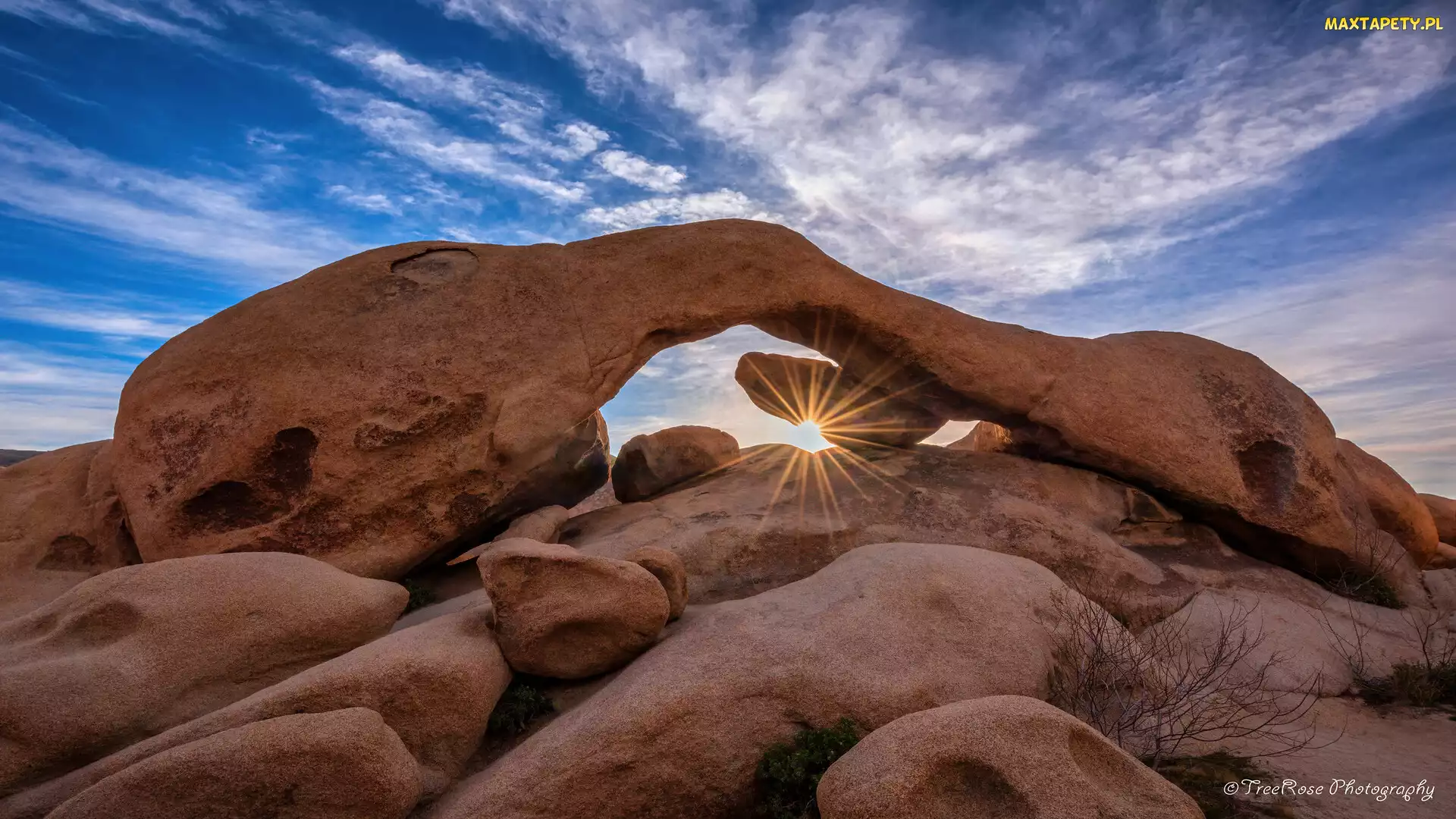 Kalifornia, Park Narodowy Joshua Tree, Formacja Arch Rock, Stany Zjednoczone, Promienie słońca, Skały, Niebo