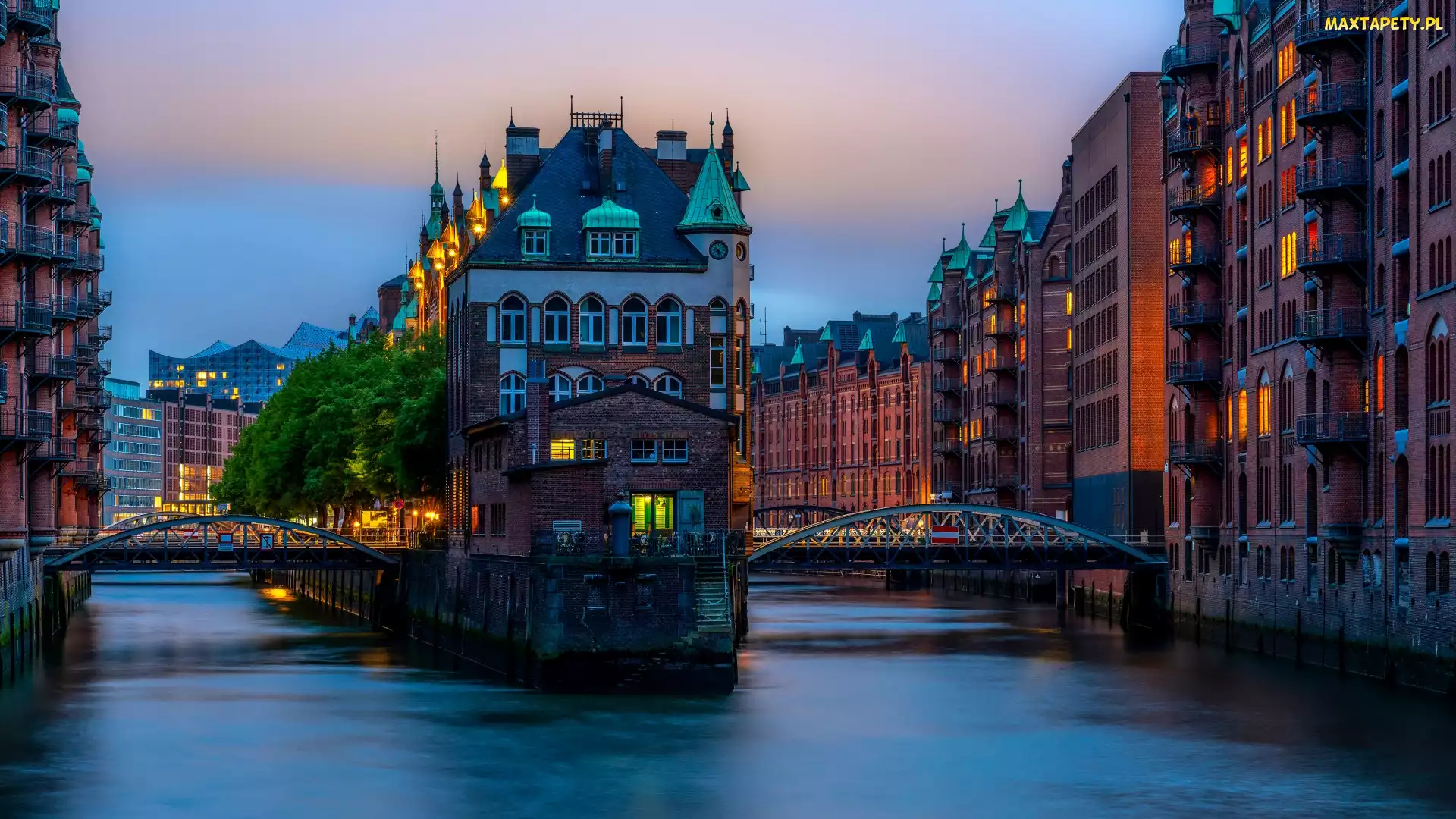 Niemcy, Drzewa, Mosty, Zmierzch, Światła, Kanały, Hamburg, Speicherstadt, Budynki