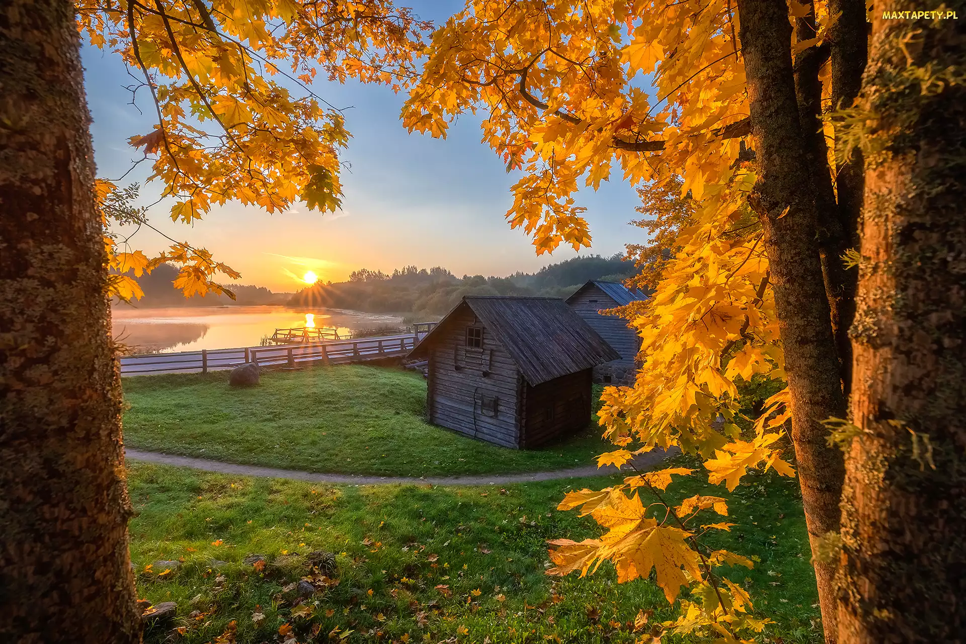 Ogrodzenie, Staw, Jesień, Liście, Niebo, Wschód słońca, Drzewa, Poranek, Ścieżka, Domki, Drewniane