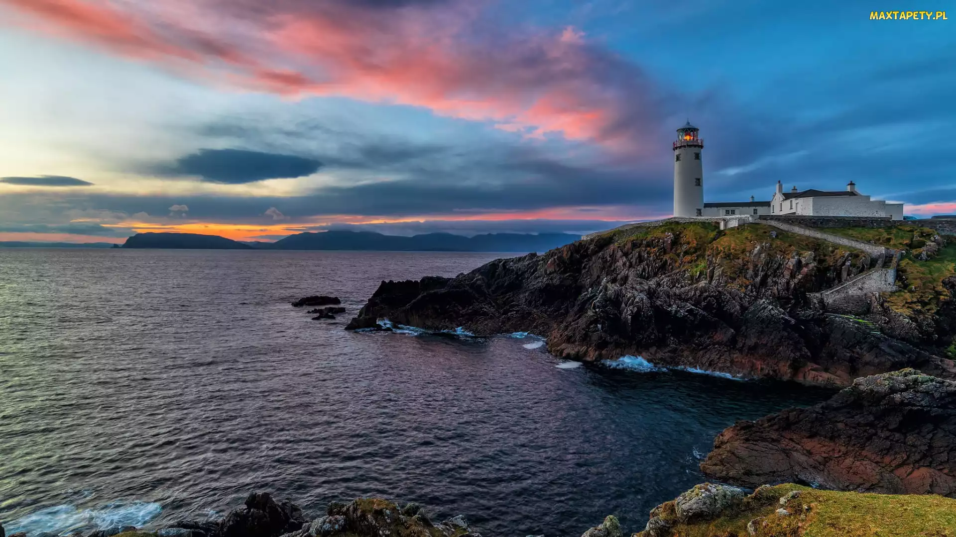 Wybrzeże, Fanad Head Lighthouse, Irlandia, Latarnia morska, Chmury, Skały, Poranek, Morze
