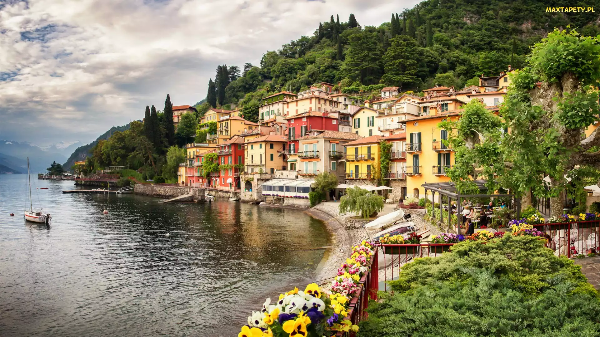 Varenna, Kwiaty, Domy, Jezioro Como, Włochy